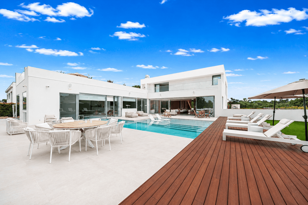6 Suites | Private Pool | Rooftop Terrace | Elevator | Surrounded With Nature | Gated Condominium | 25min from Lisbon