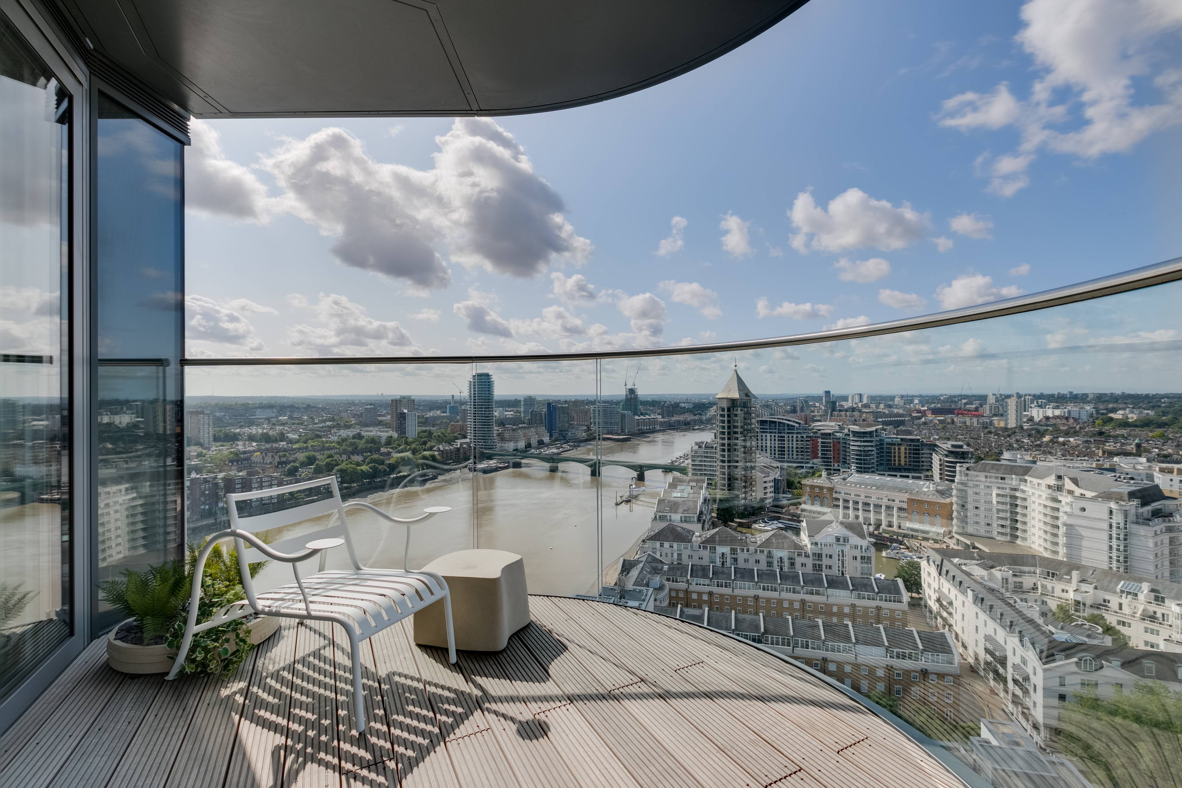 Brilliant 4-bed apartment at the 12th floor of a high spec building with breathtaking views across the River Thames and the London Skyline.