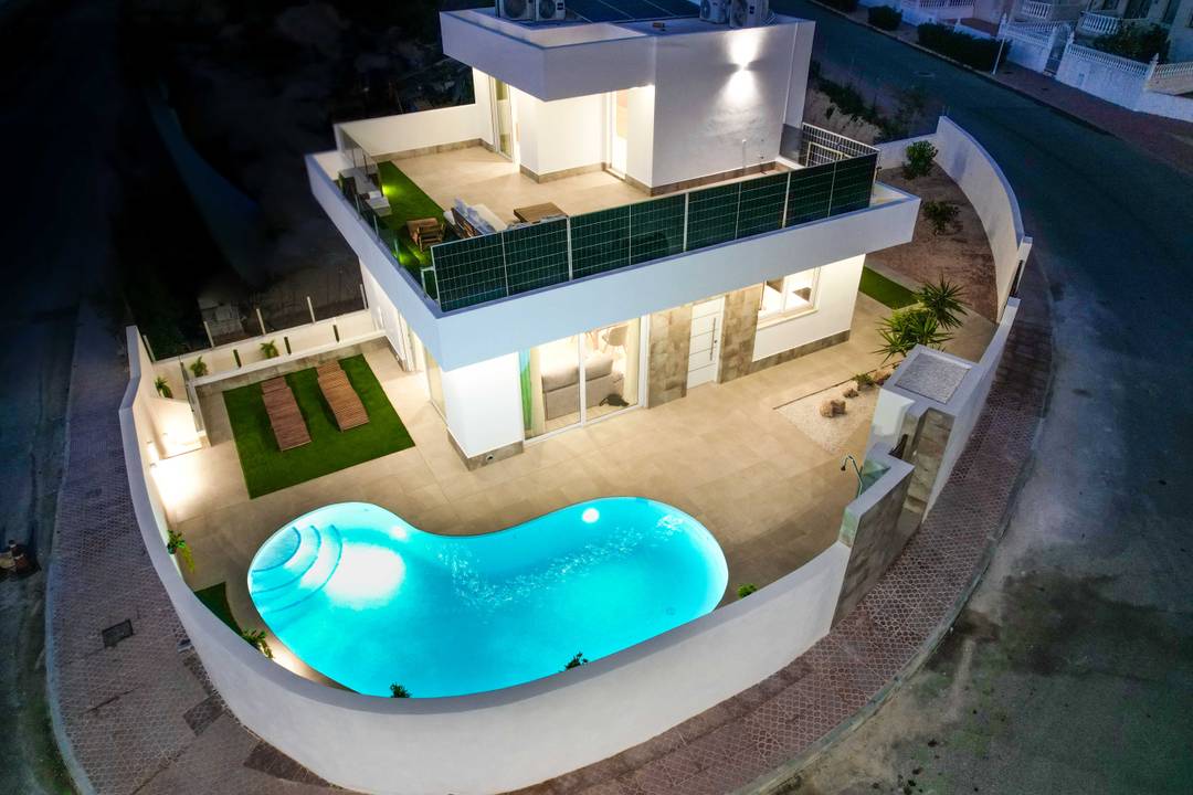 BEAUTIFUL BIG VILLA WITH VIEWS TO THE GOLF COURSE 