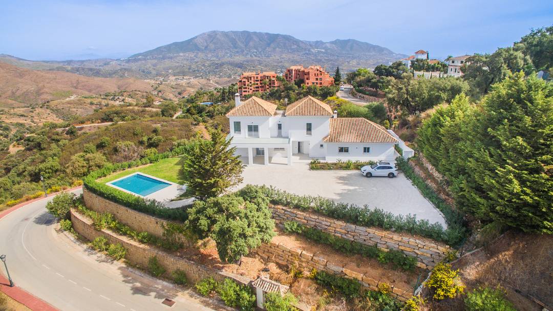 Charming 4 bedroom villa with breathtaking valley views in Marbella East, La Mairena