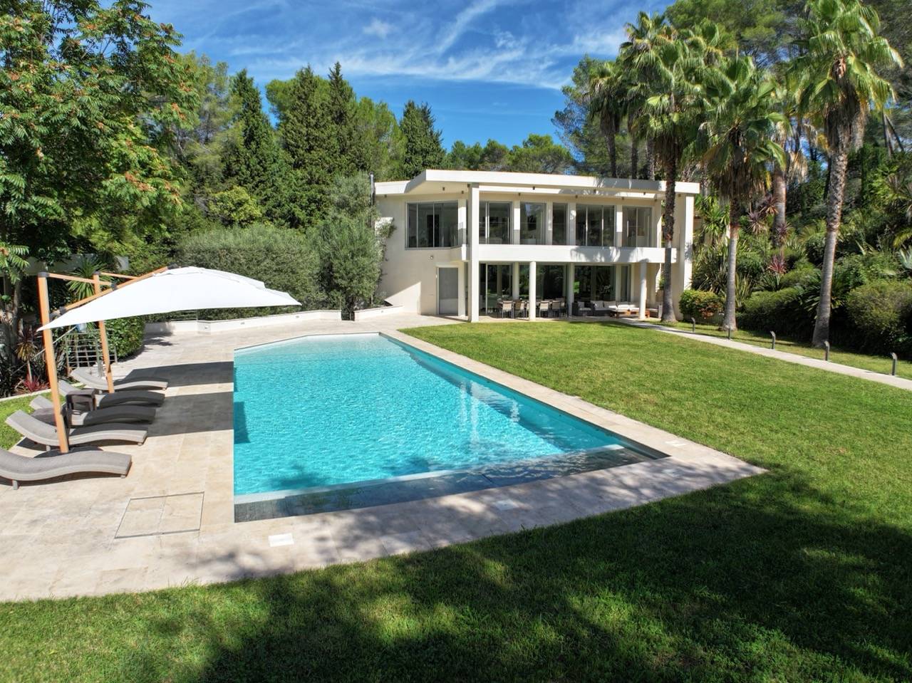 A truly unique home in one of the Côte d’Azur’s most prestigious addresses.