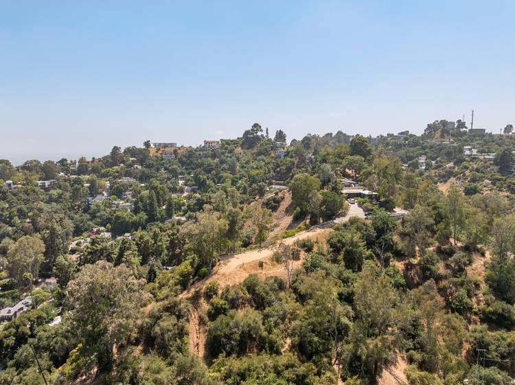 Architectural GEM in the Iconic Hollywood Hills A Once-in-a-Lifetime Opportunity