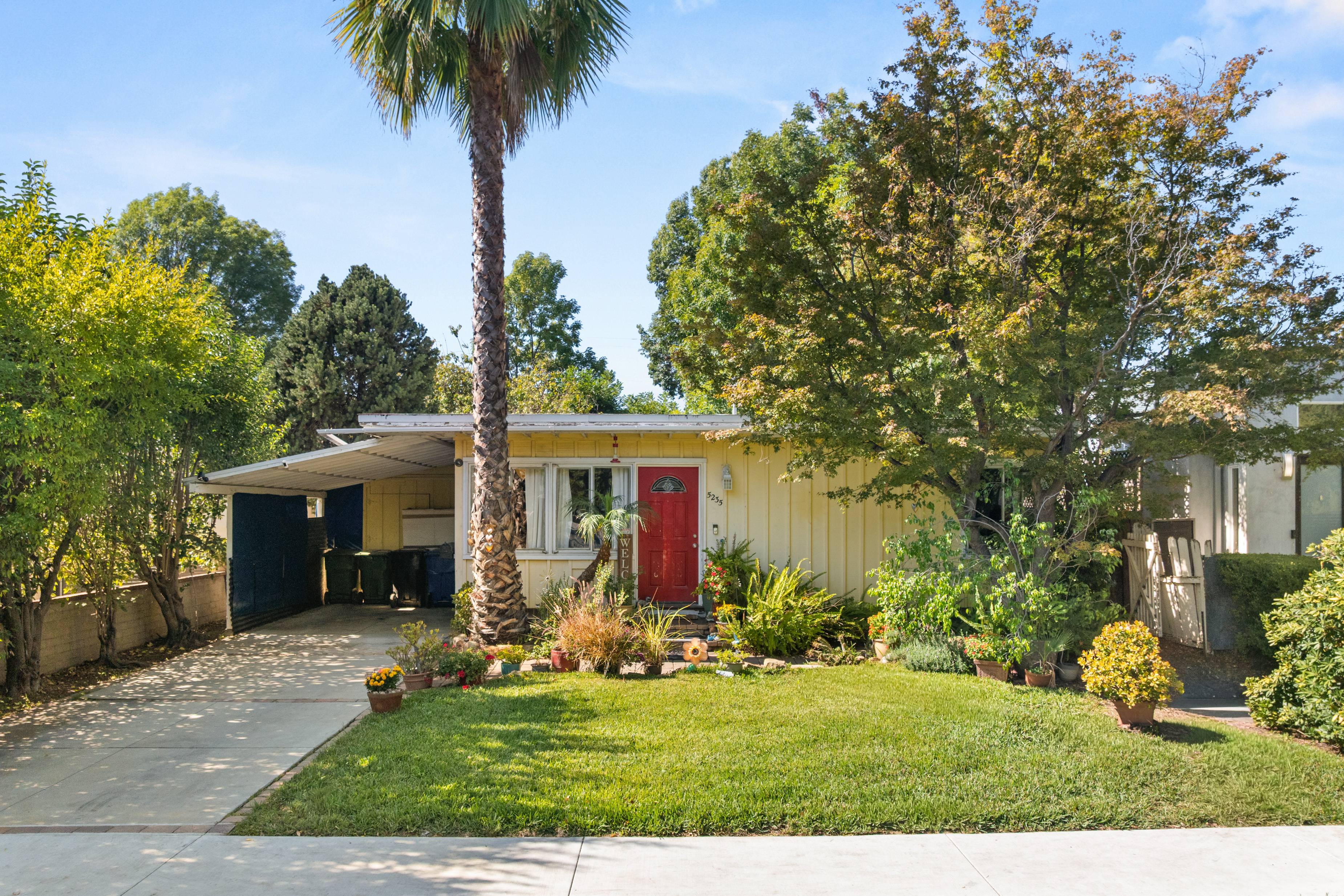 AWESOME SHERMAN OAKS FIXER/DEVELOPMENT OPPORTUNITY! HUGE LOT, QUIET STREET - MUST SEE!