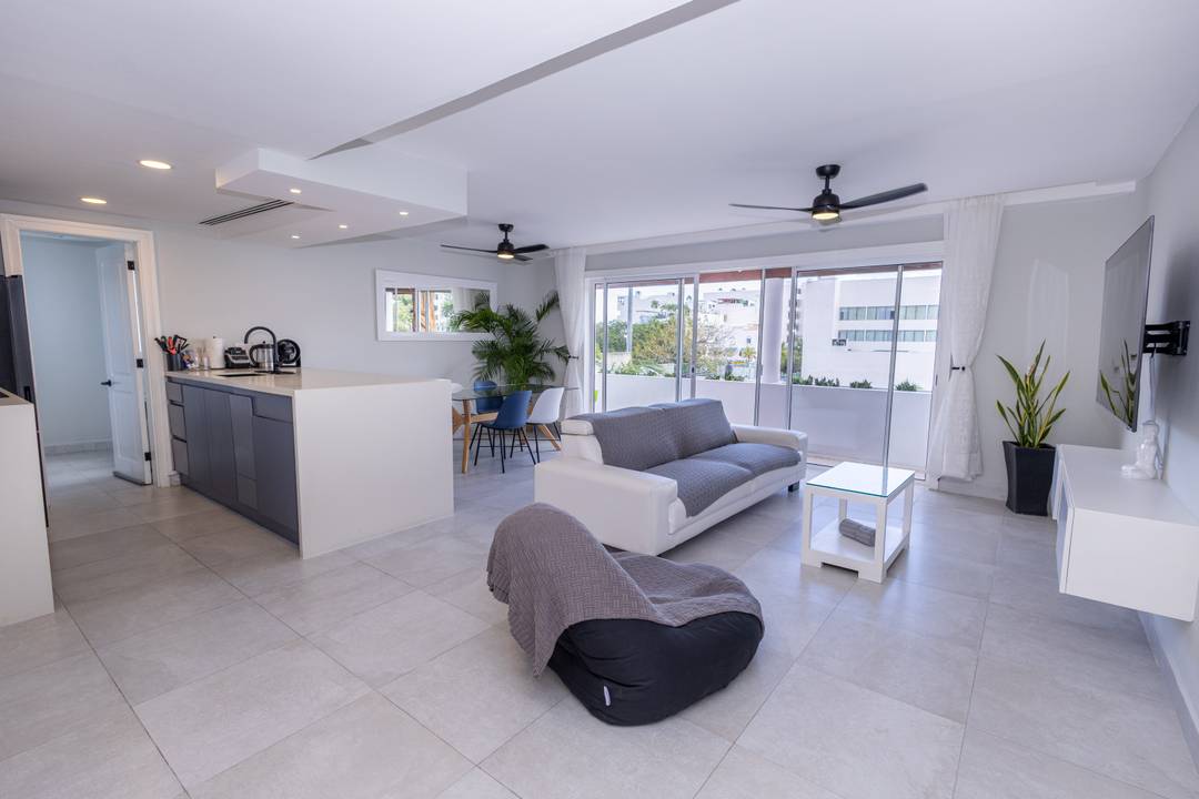 🌴 Fully Renovated Large 1-Bedroom Condo – Top Floor, Playa del Carmen