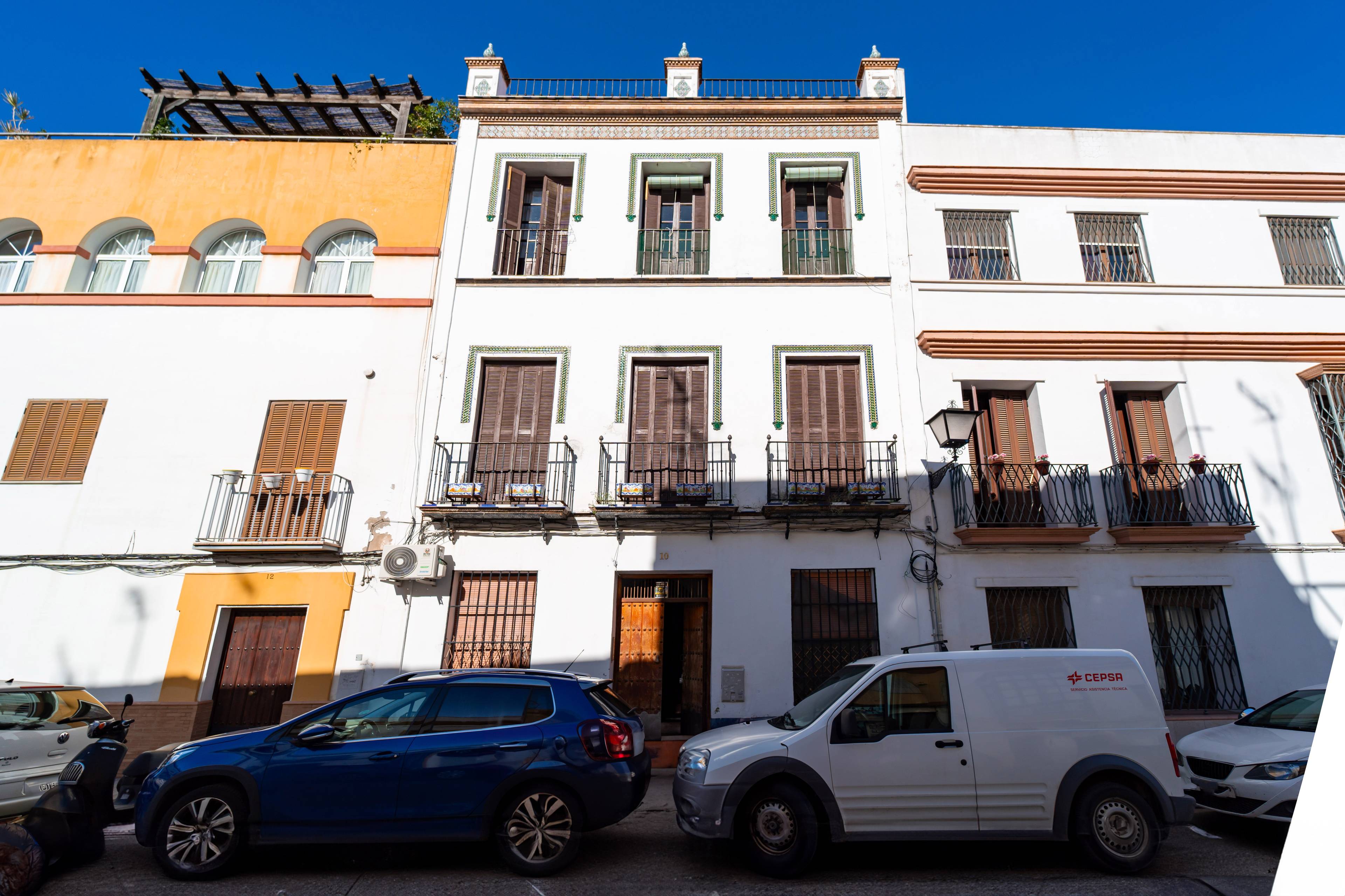 Building for sale with 13 apartments. ROI 5-7%