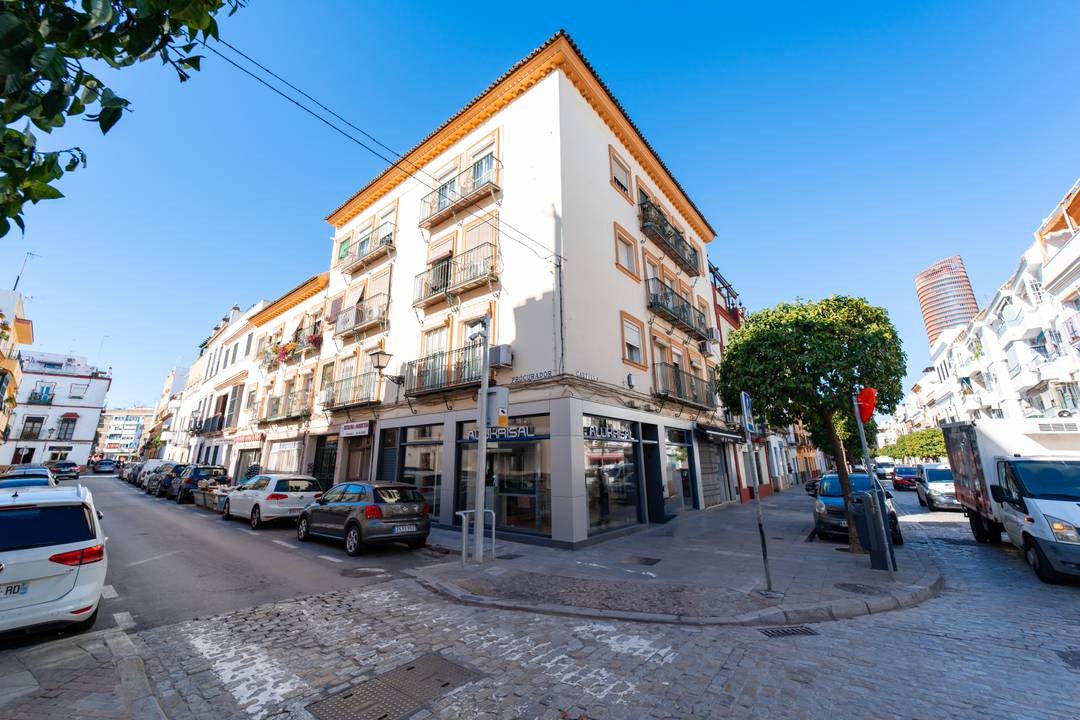 Building for sale with 13 apartments. ROI 5-7%