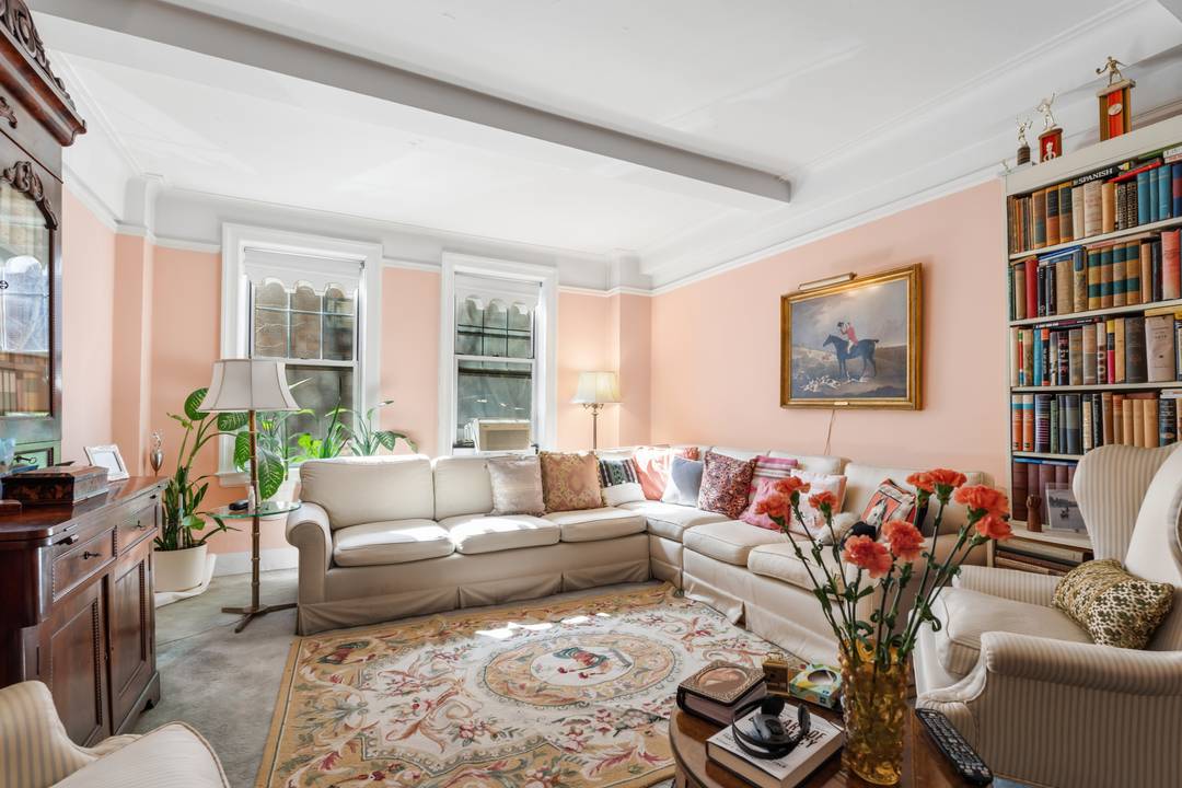 Prewar 2BR/2BA with 3 Exposures & Dining Room – Carnegie Hill