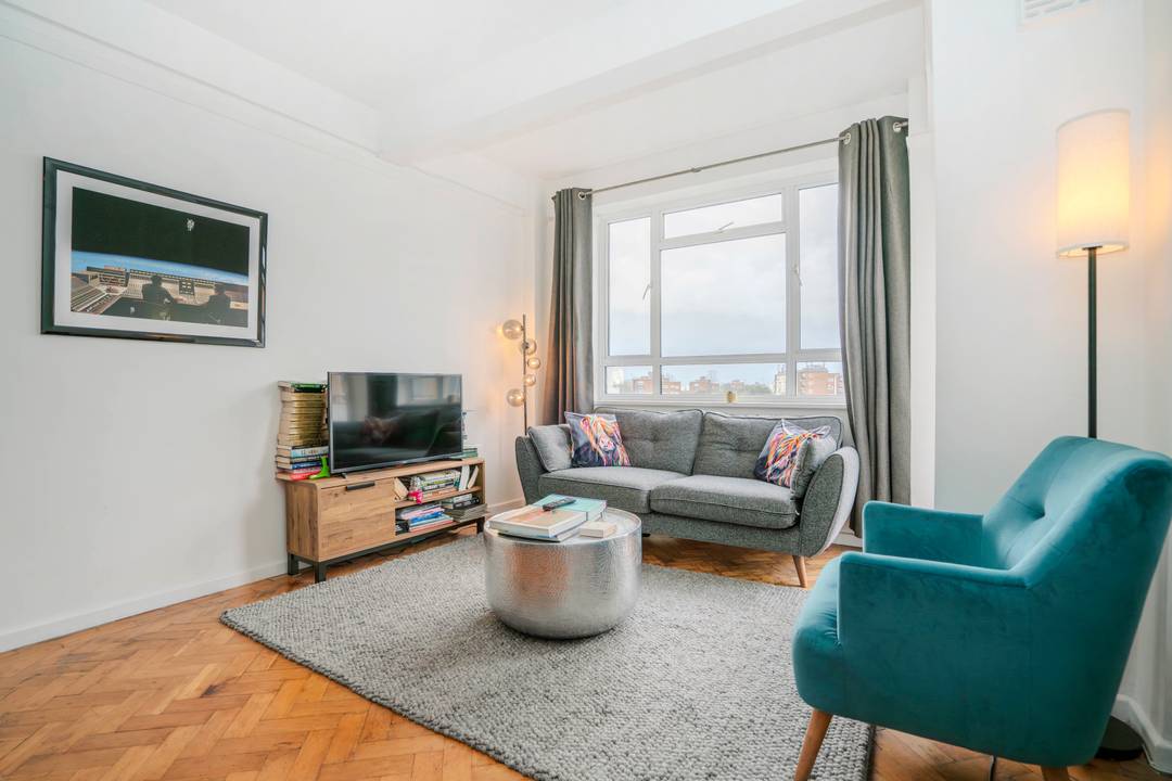 Art Deco One-Bedroom with Balcony & Skyline Views, Brixton Hill SW2
