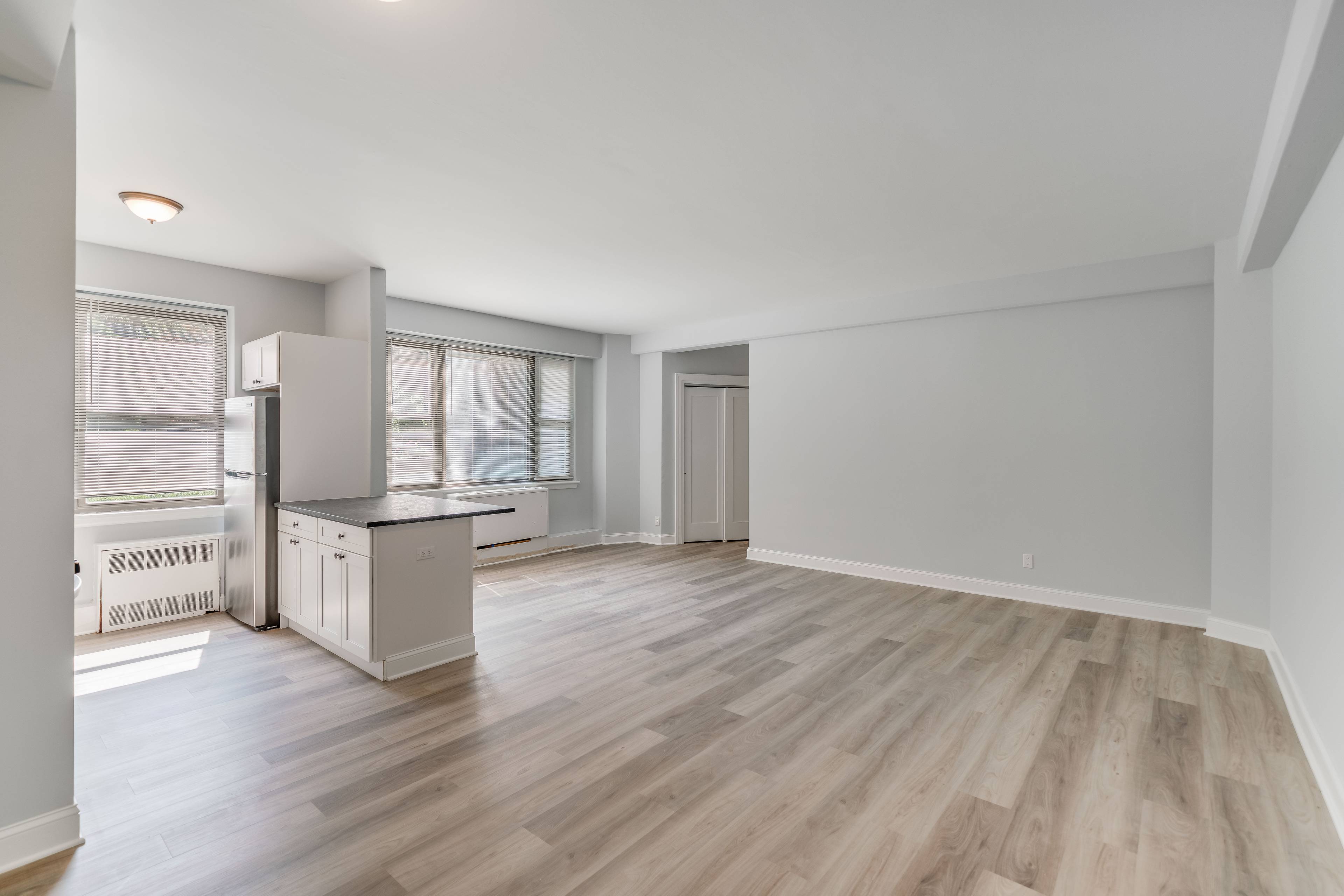 Sunny Oversized Studio Minutes from NYC!