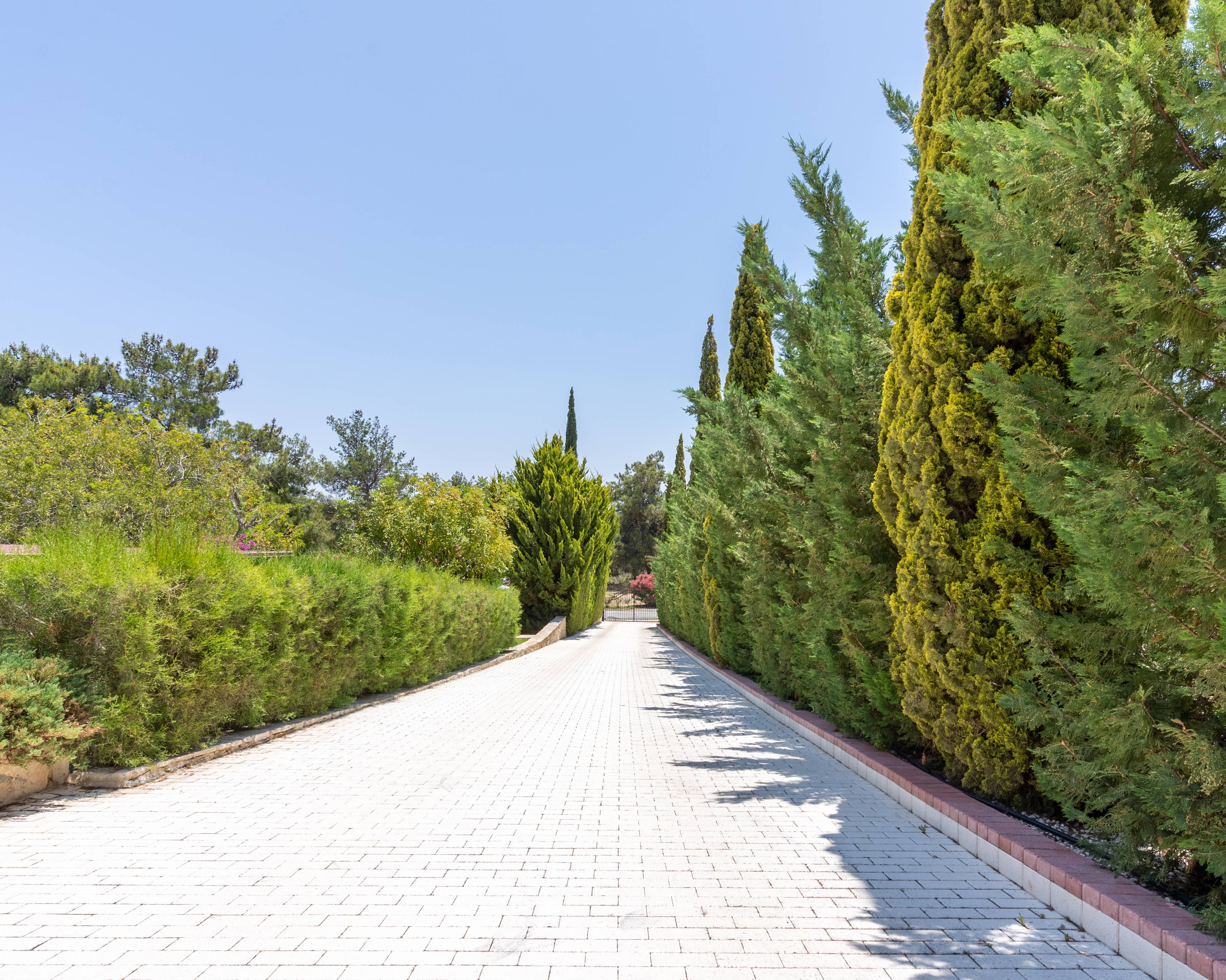 Timeless Countryside Estate with Guest Villas, Pool & Tennis Court