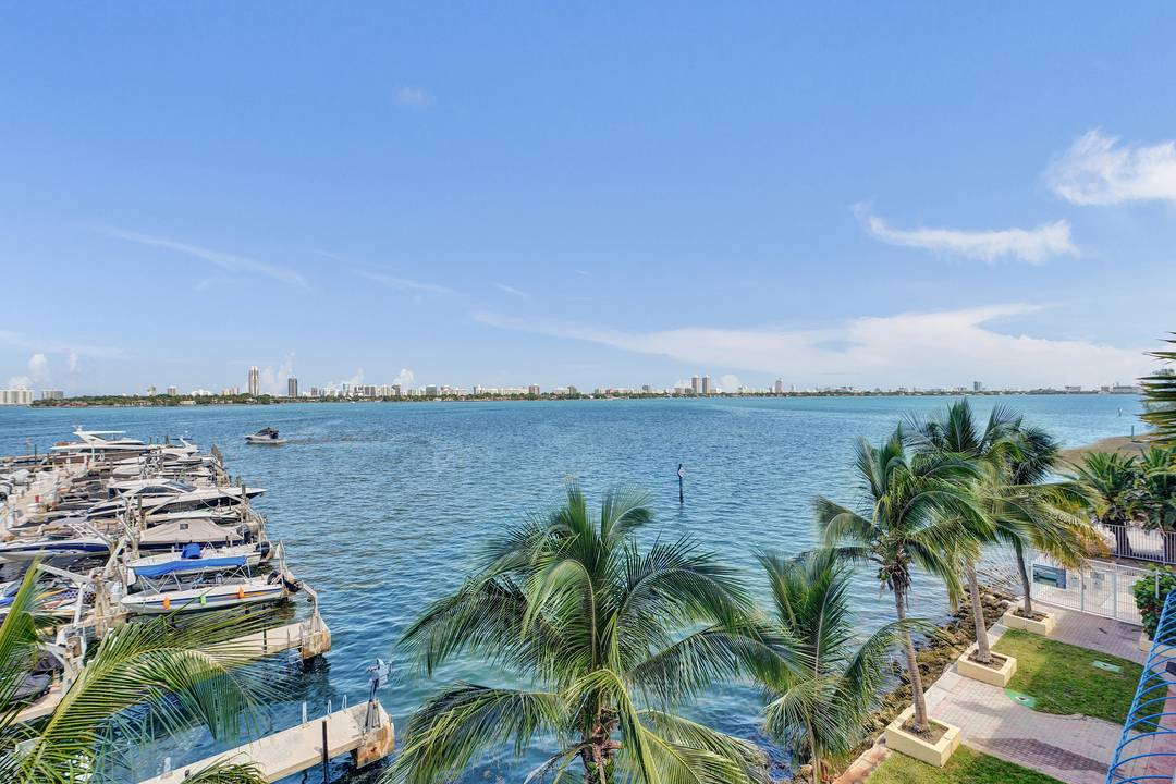 Remodel Waterfront two Bedroom Residence at North Bay Village, Miami
