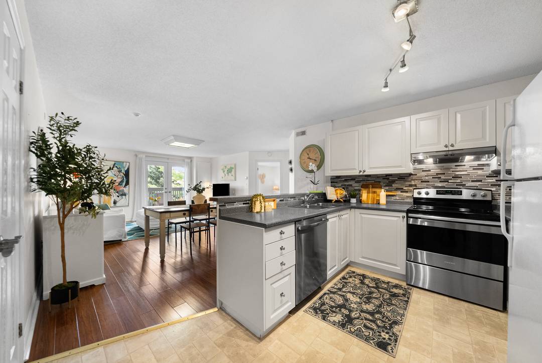 Open Concept Condo In Highly Desirable Headon Forest Community