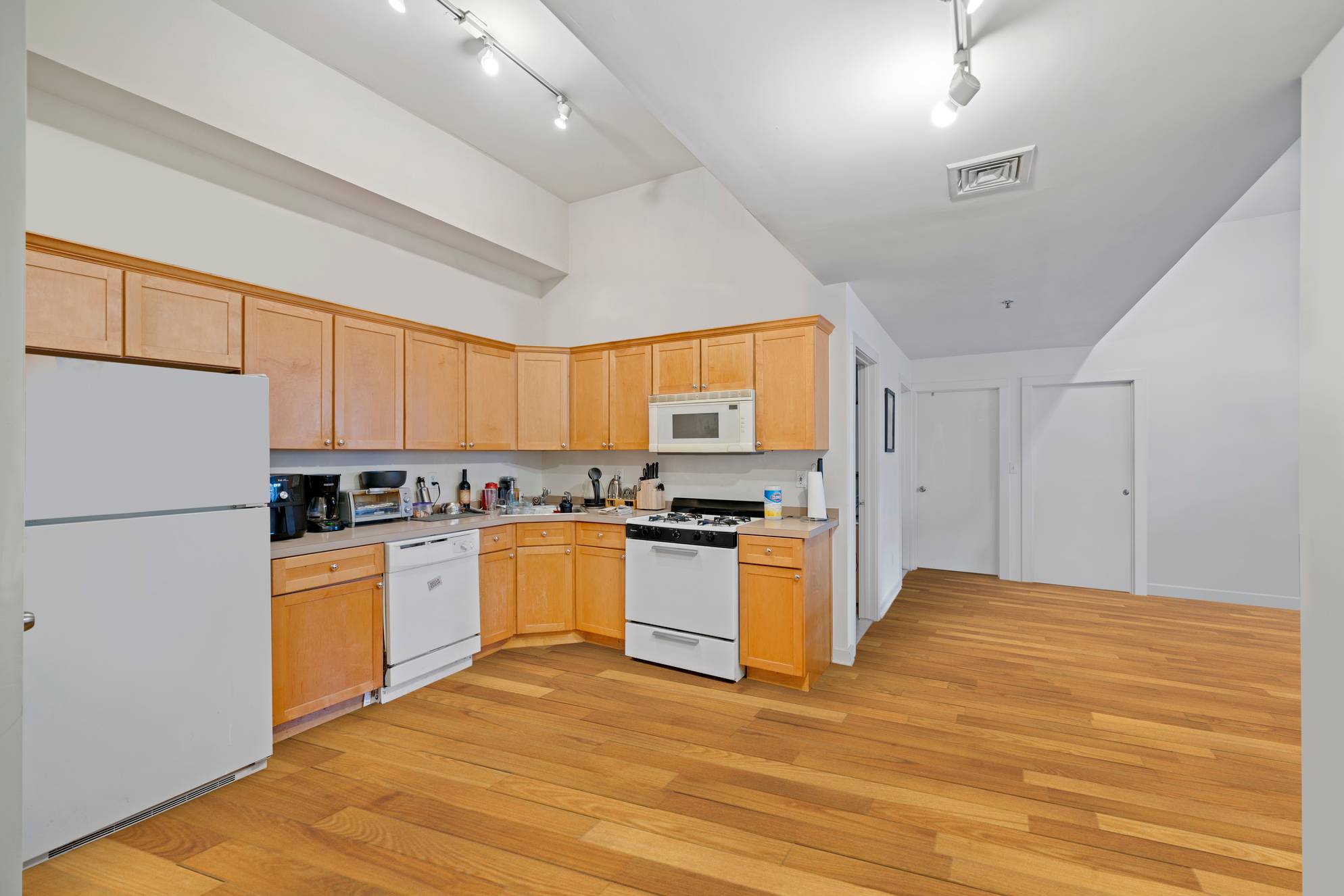 3 Bedroom 2 Bathroom Apartment in Midtown Hoboken. Laundry on Site, Virtual Doorman, Central Heat/AC!