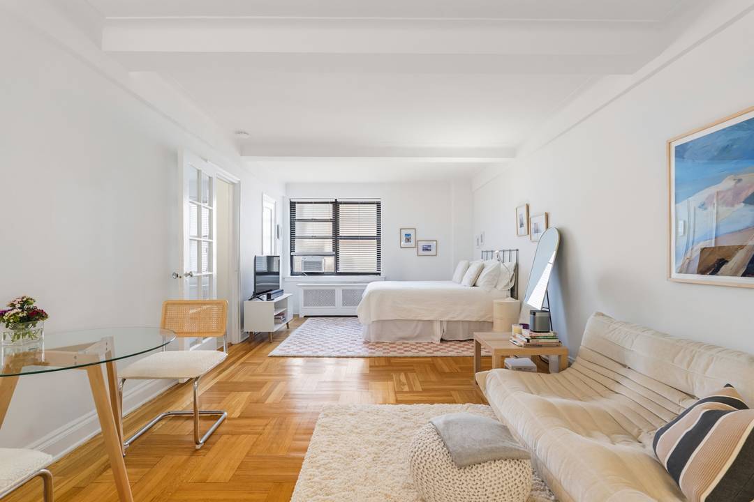 A Smart Upper East Side Studio With Full-Service Ease