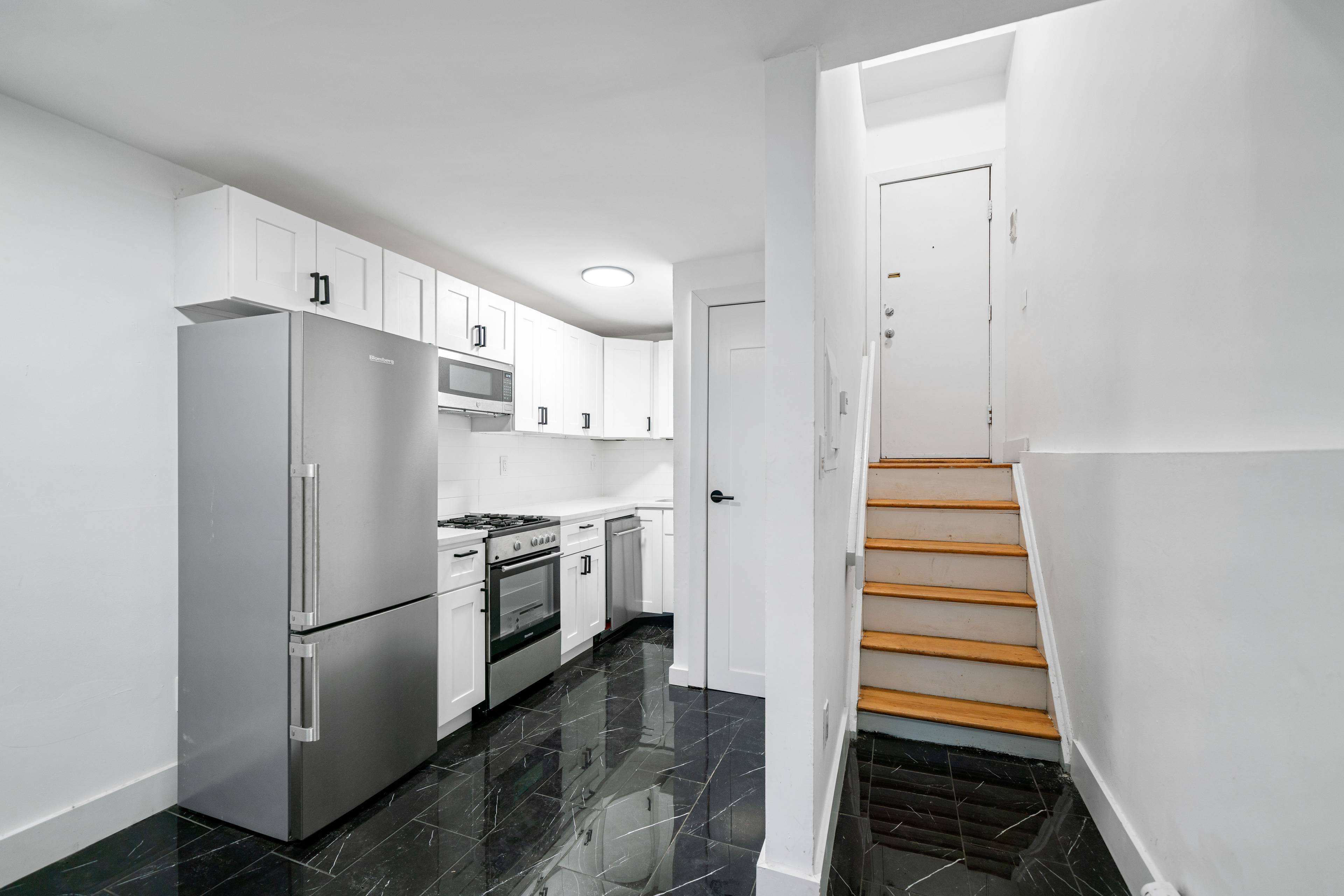 1 Bedroom Loft Duplex Apartment with Backyard Space!