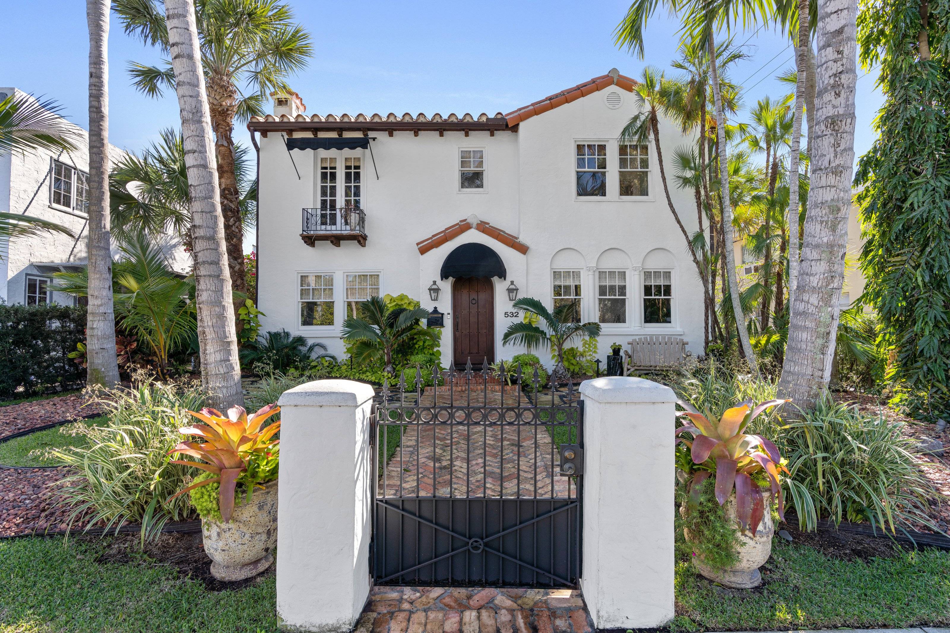 Beautiful Northwood Estate with 2 guest Homes on Property!