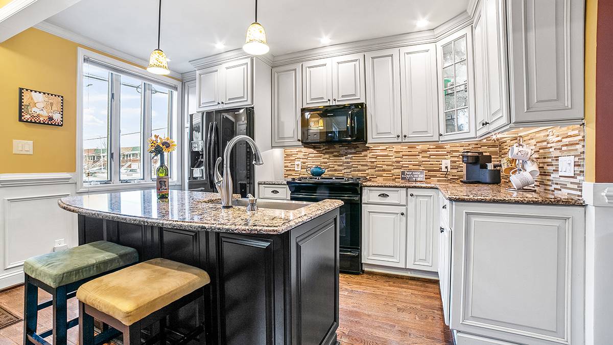 Lovely Townhouse in Old Mill Basin