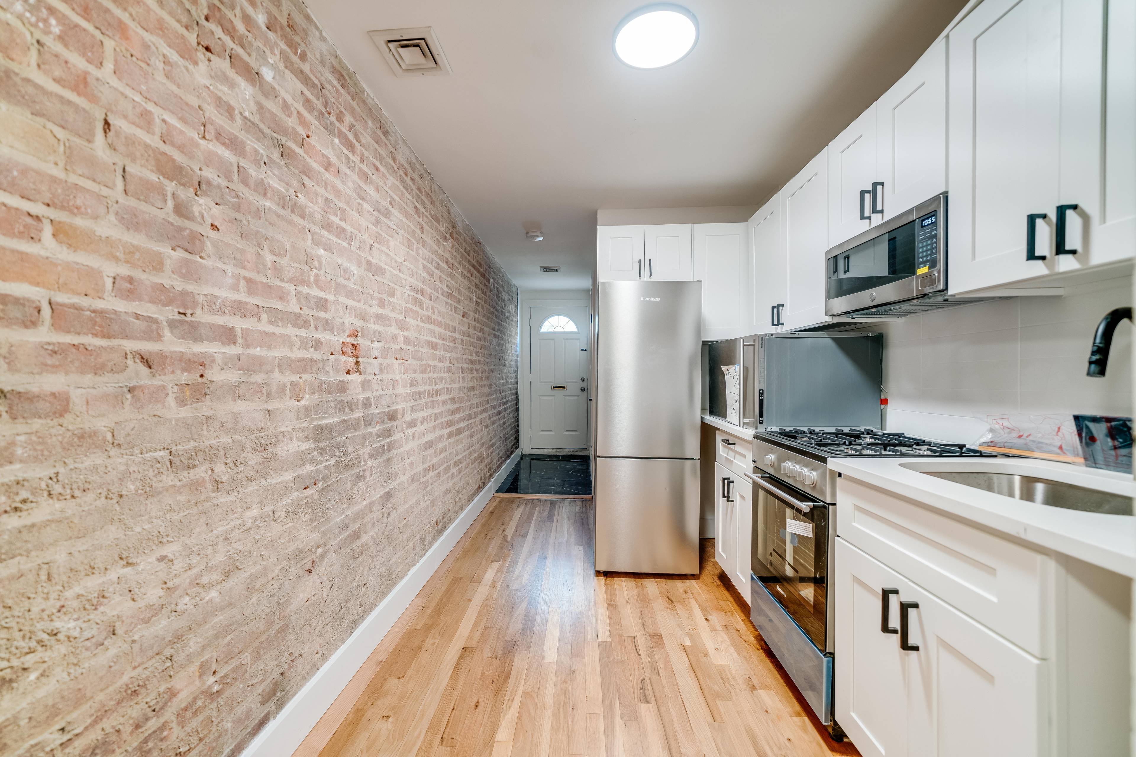 Newly Renovated 1 Bedroom Apartment with Beautiful Open Private Backyard!
