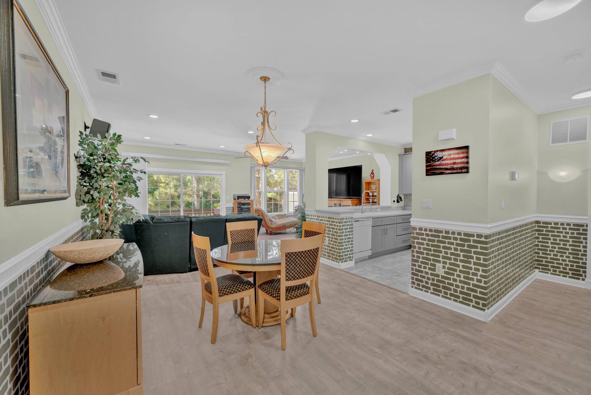 2 Bedrooms/2.5 Baths Townhouse In Clifton, NYC Commuters Dream!