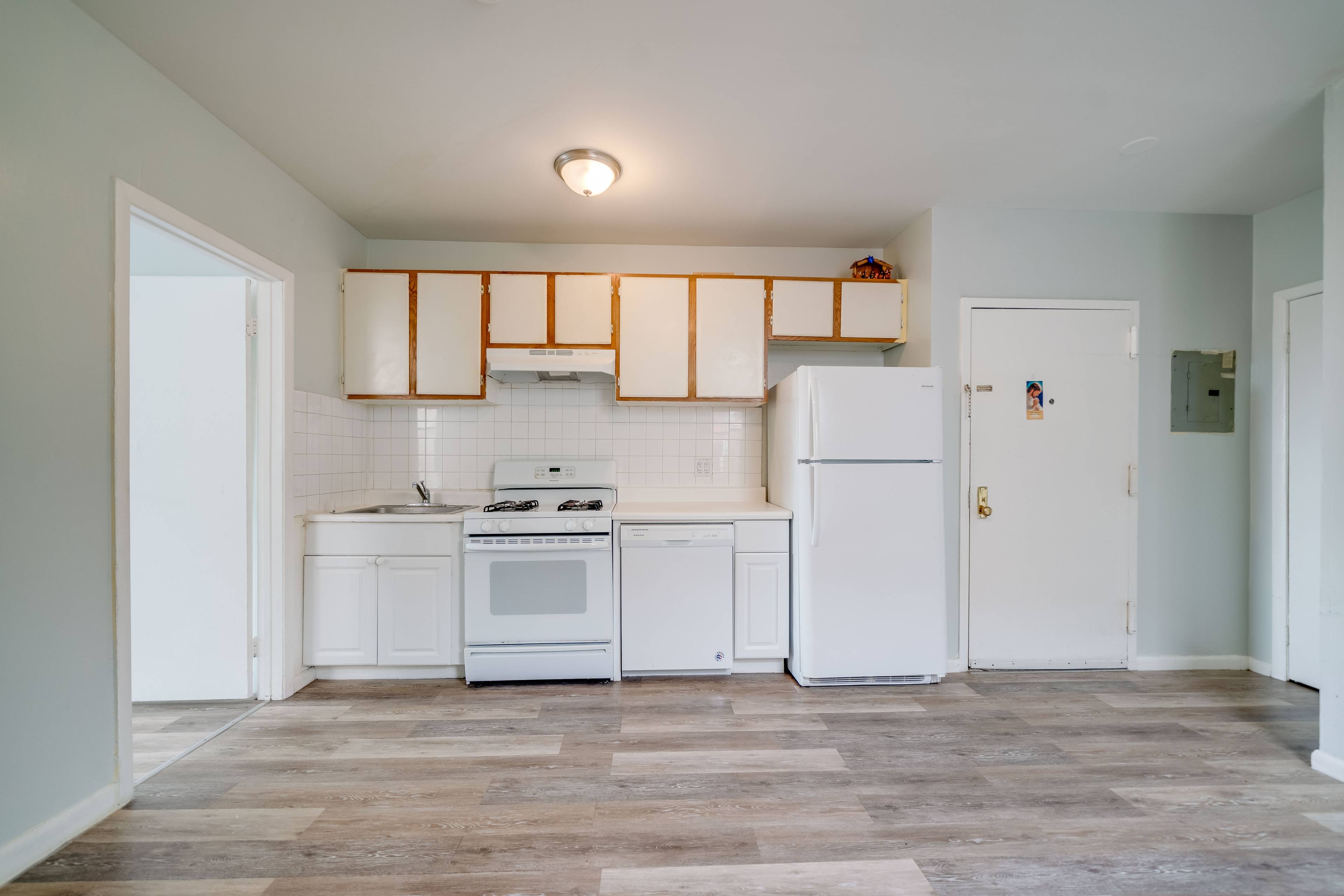 Open 1 Bedroom W/Den Railroad Style Apartment located in Union City, NJ!  Bedroom views of NYC!  No Brokers Fees!