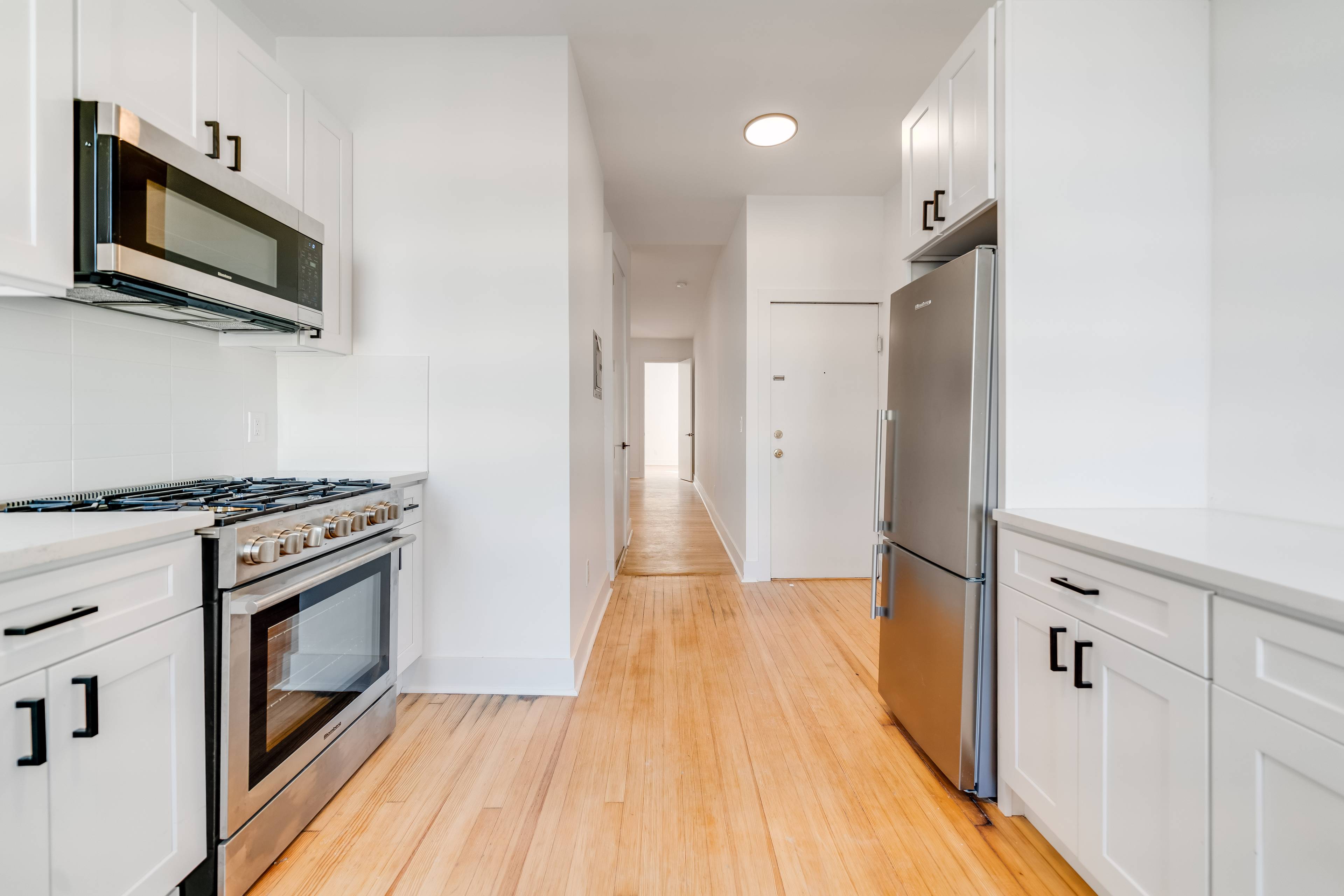 Beautiful Open 1 Bedroom Apartment Apartment located in Midtown Hoboken NJ!  Washer/Dryer In Unit!  Shared Backyard!