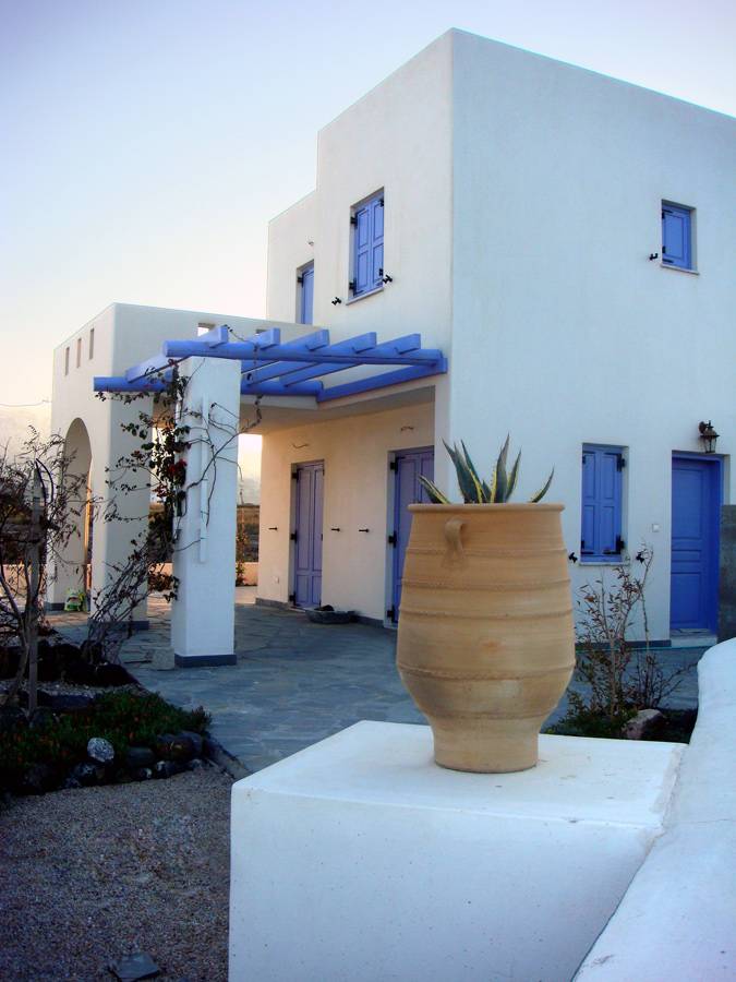Sunrise-to-Sunset Hideaway — Walk-to-Beach 2+1 Villa, Santorini