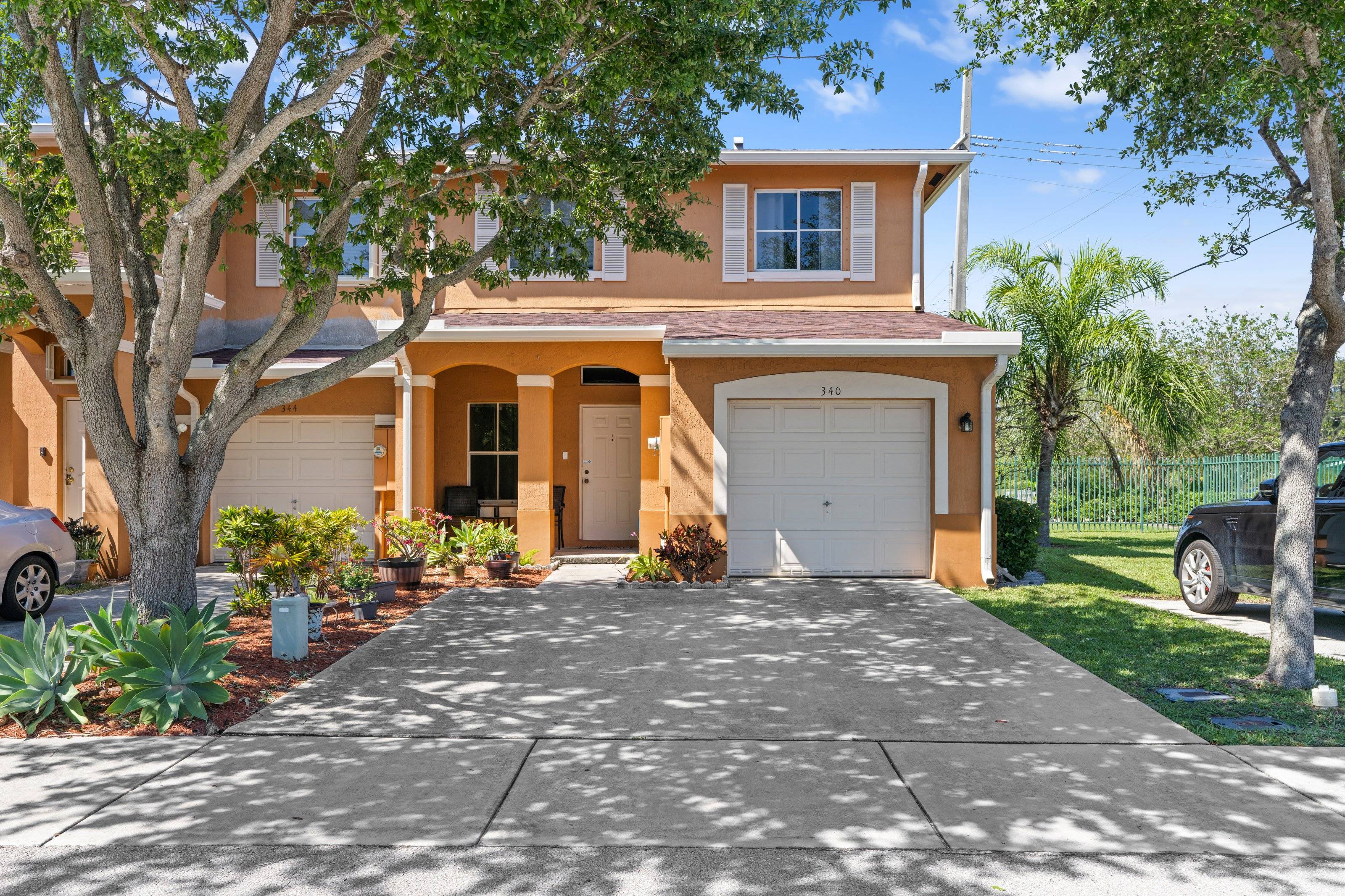 Corner Townhome in Villas of Palm Springs!