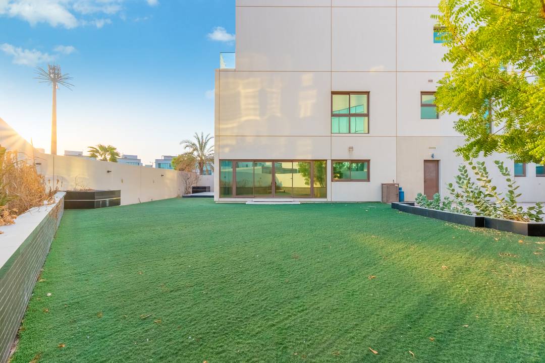 Rare Large Plot | 7000 sq.ft | Vastu Compliant | Single Row | Driver & Maid Room | Elevator Access