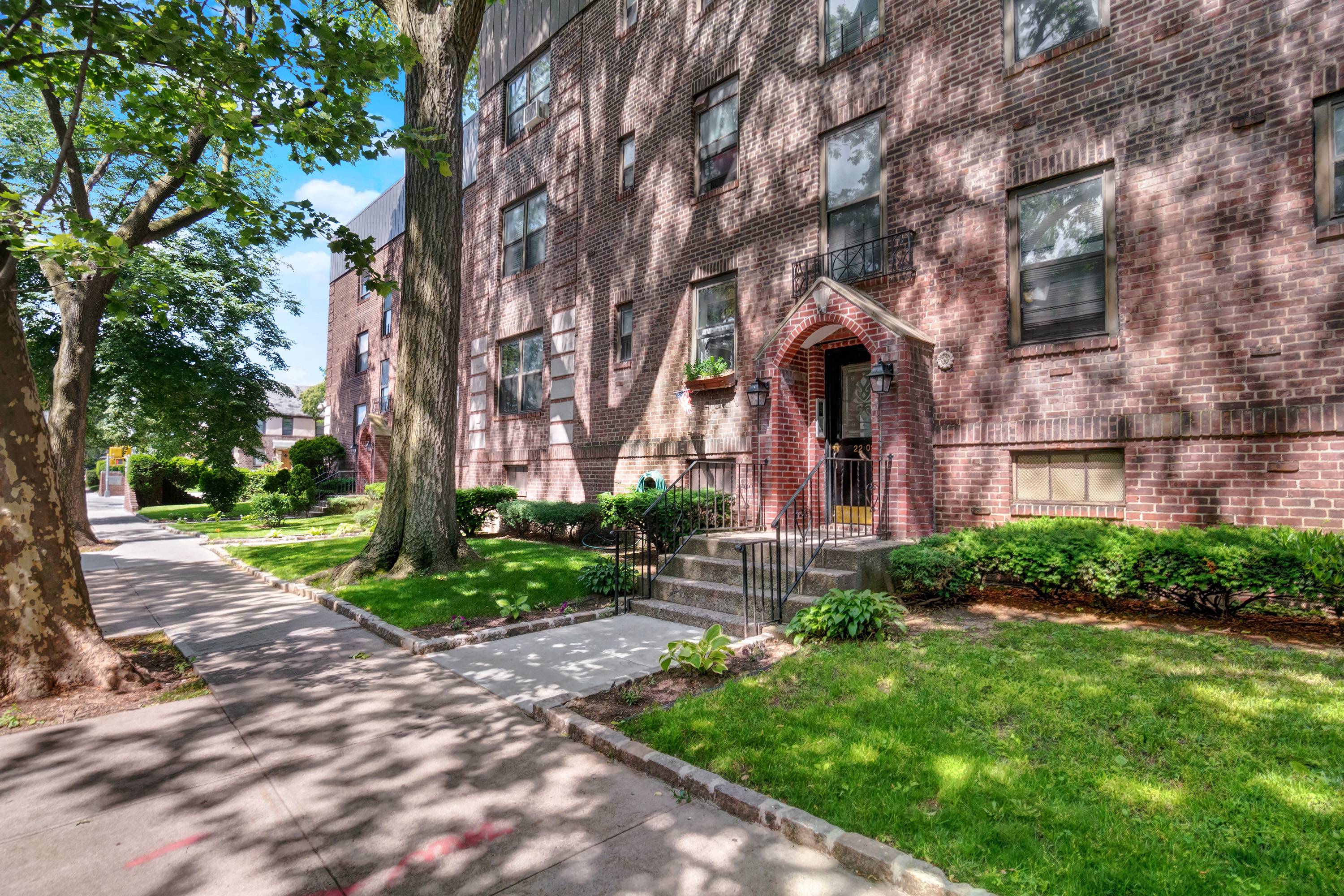 East Elmhurst, Queens: 1 Bedroom For Sale on Tree-Line Street in Garden Bay Condominium