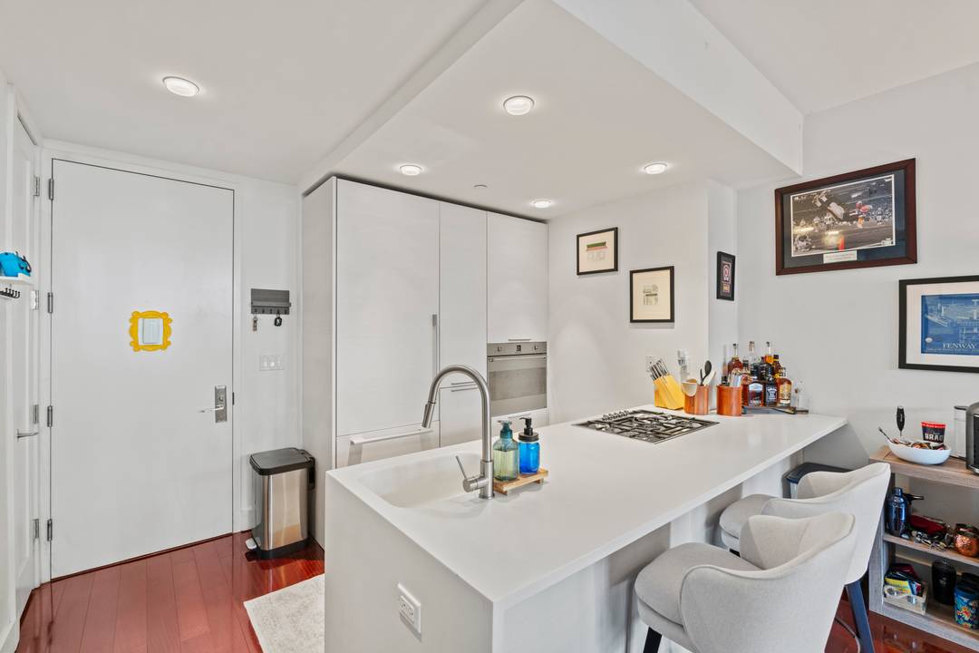 LIC WATERFRONT 1 BEDROOM/1 BATH + 330 SQFT TERRACE, FULL SERVICE LUXURY CONDO