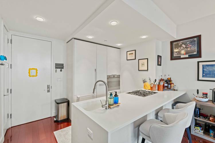 Full Service Luxury 1 Bed/1 Bath + 380 SQFT Private Terrace in Hunters Point LIC!