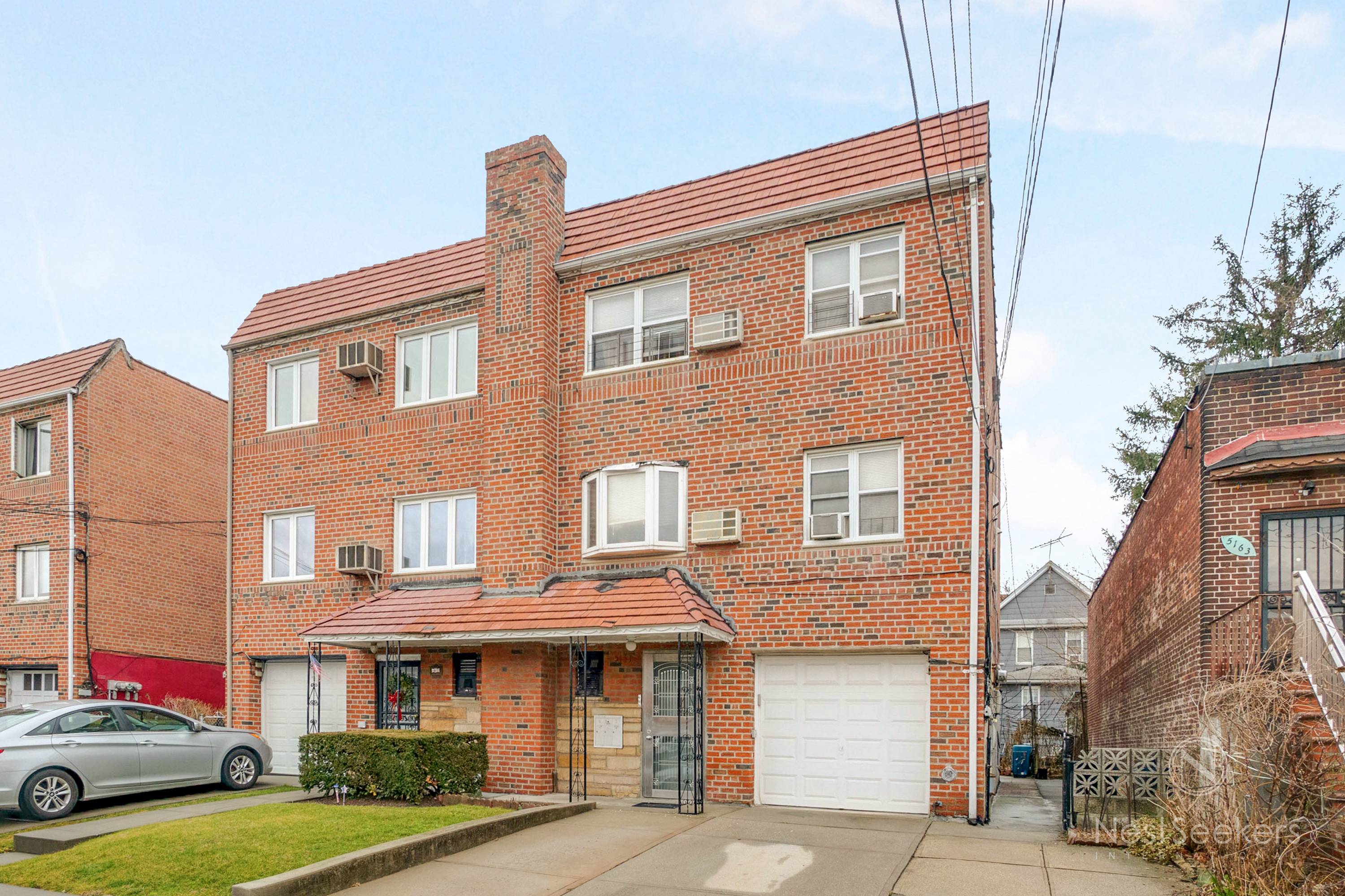 Multi-Family Home 8 BDRM/3 Baths With Private Driveway And Parking Garage In Prime Elmhurst Location