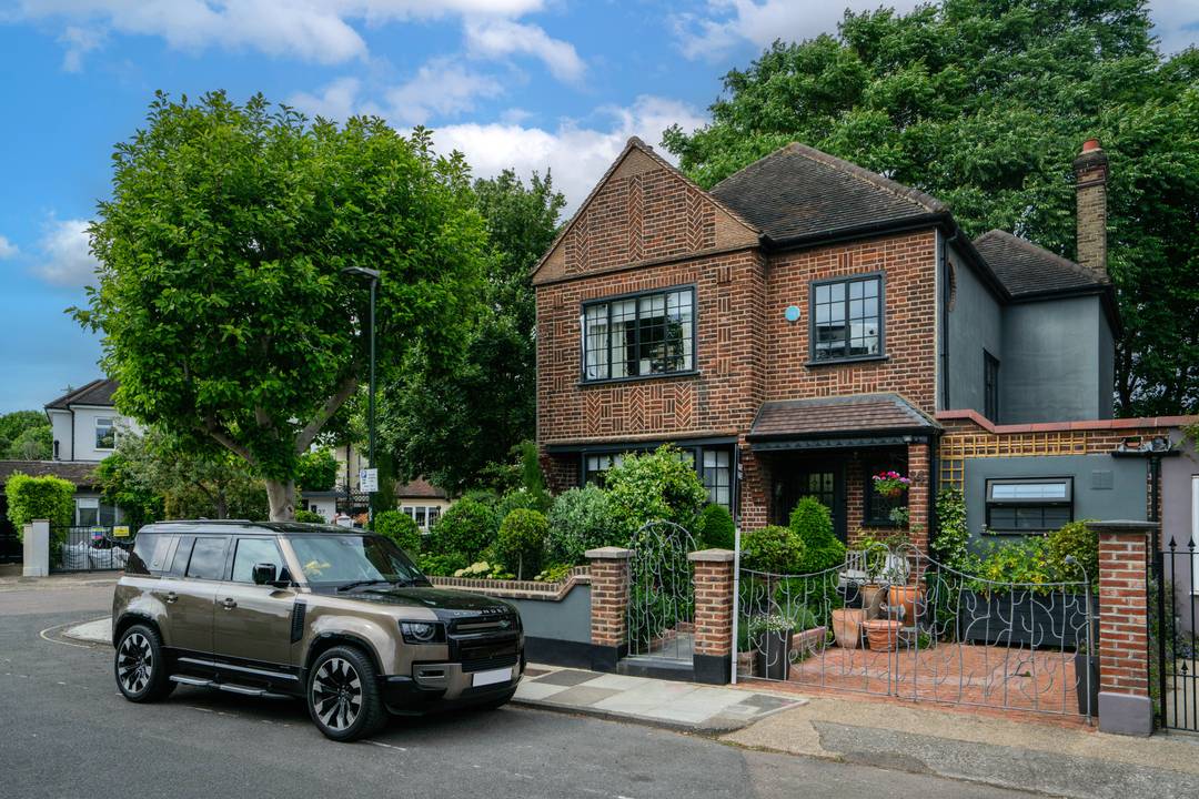 STUNNING DETACHED FAMILY HOME WITH GYM AND GARDEN RETREAT IN BARNES, SOUTH WEST LONDON SW13