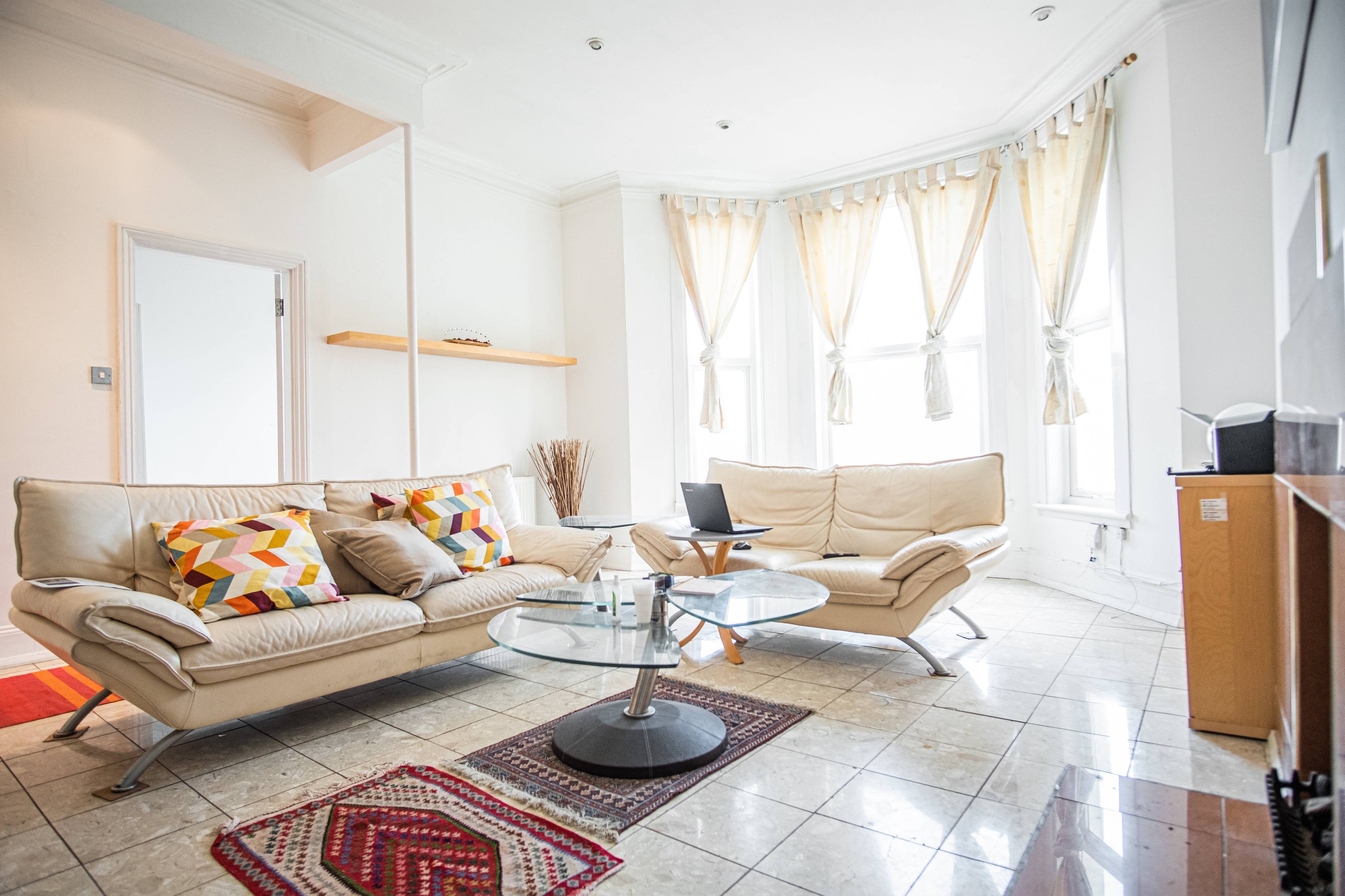 Spacious 2 bedroom apartment in Holland Road conveniently located close to Kensington Olympia station.