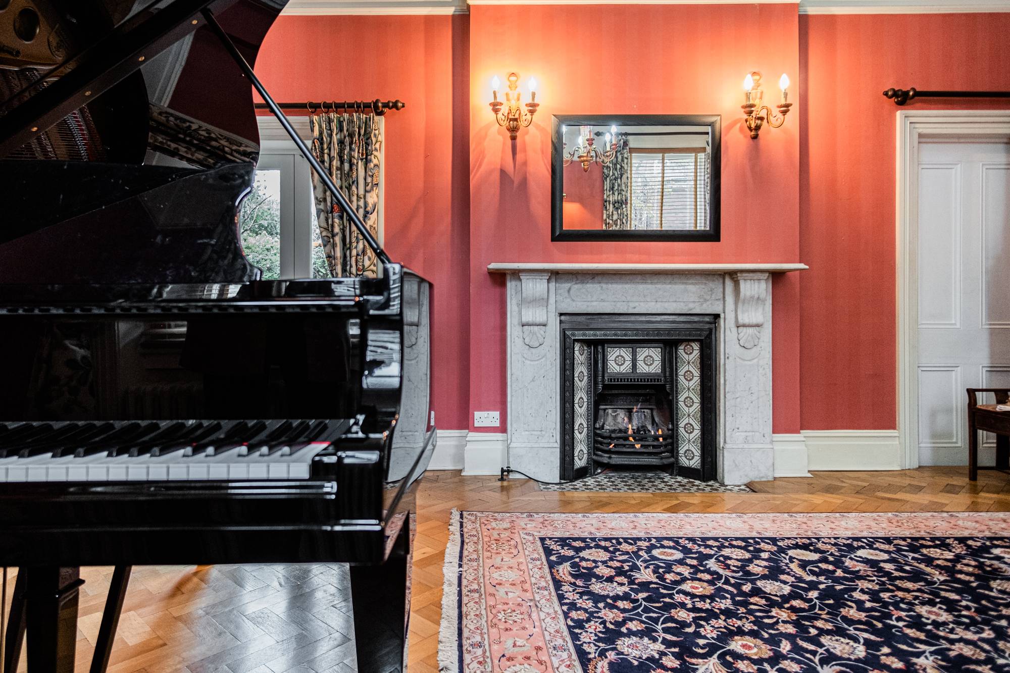 Multiple offers within 5 weeks on the market --> Exchanged within 10 days of offer accepted --> Completed within 2 weeks of contract exchanged --> SOLD!!!