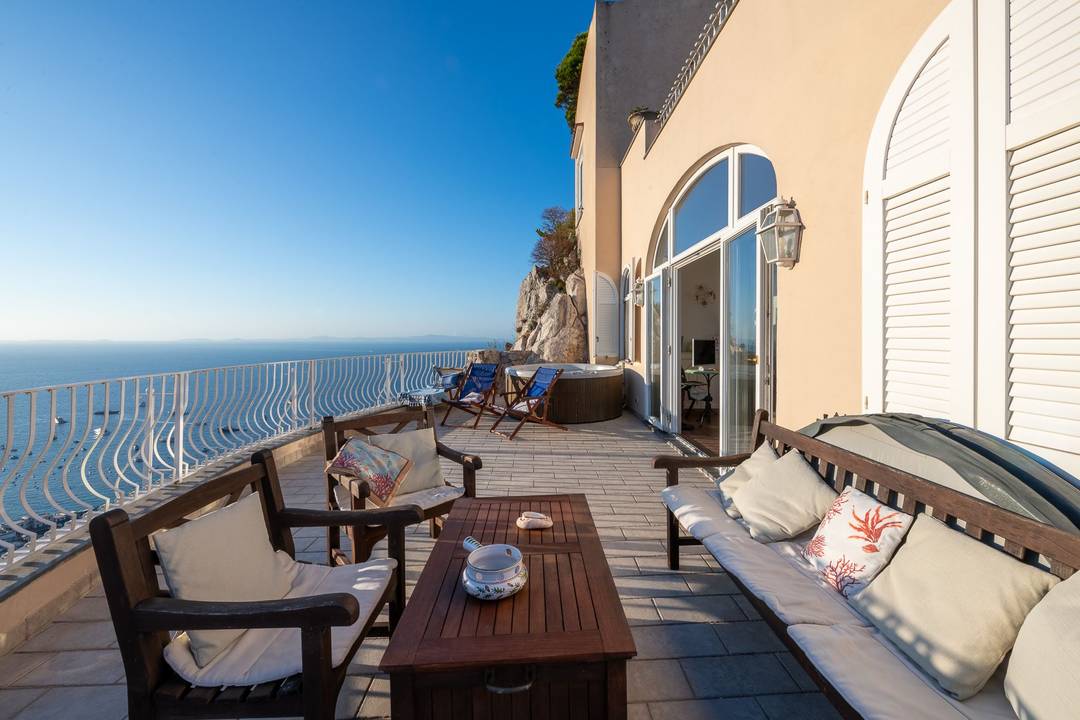 Prestigious Apartment with Breathtaking Views in the Heart of Capri
