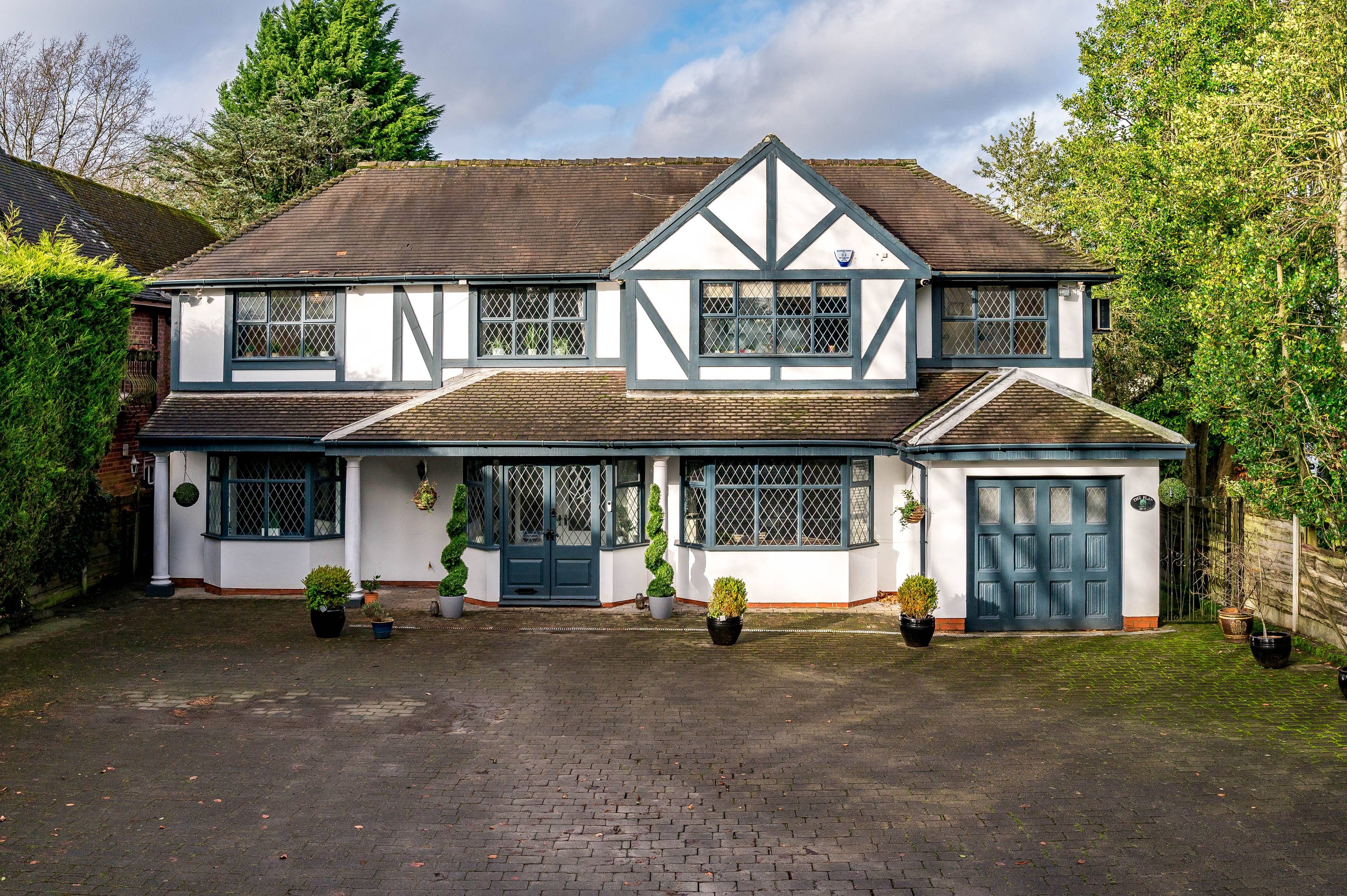 Elegant 5-Bed Family Home with Golf Course Views, Tennis Court & Private Sauna