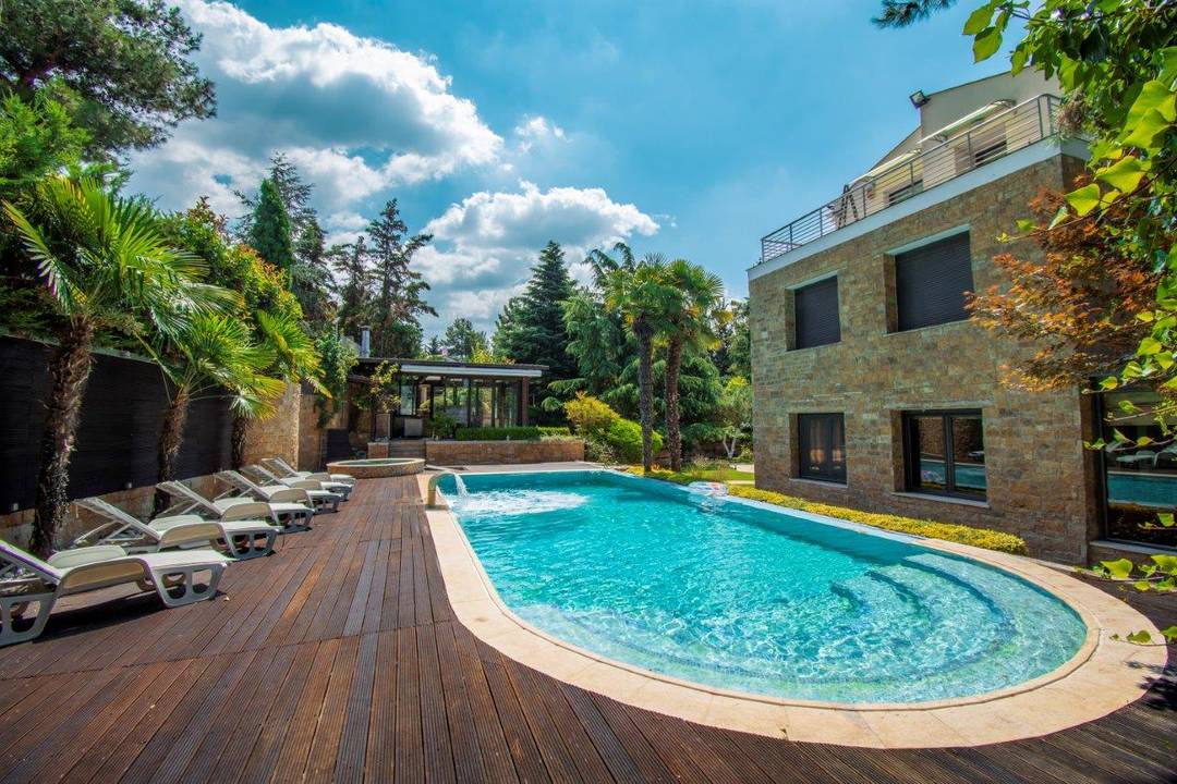 Hilltop Haven in Thessaloniki – A Residence of Prestige and Serenity