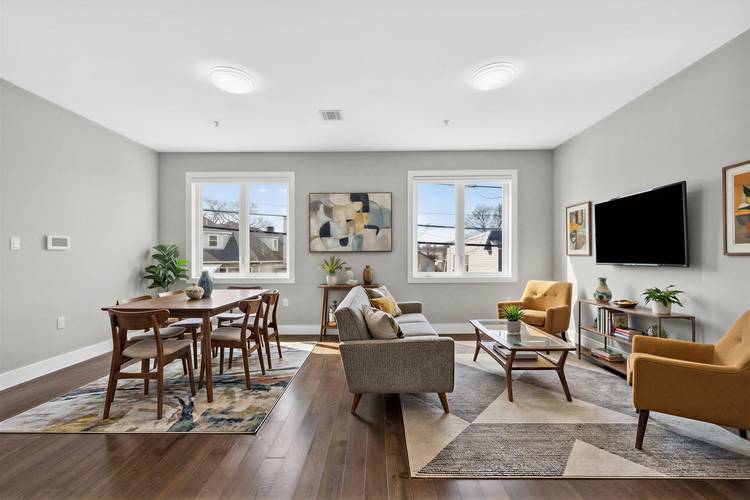 2 bedroom Duplex, 2.5 baths, Parking and Laundry!