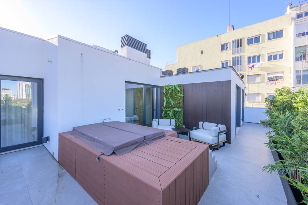 Penthouse | Jacuzzi | Private Terrace | Prime Location | 2 Ensuite's | Communal Pool & Gym