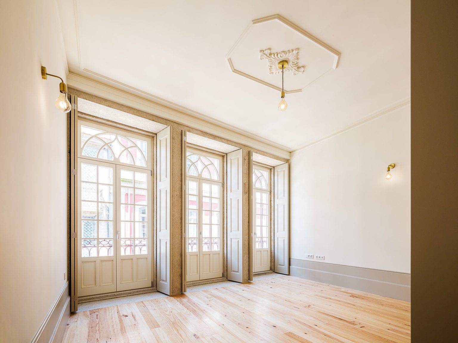 Elegant 1 bedroom apartments - Residential building located in the heart of Porto downtown, Portugal.