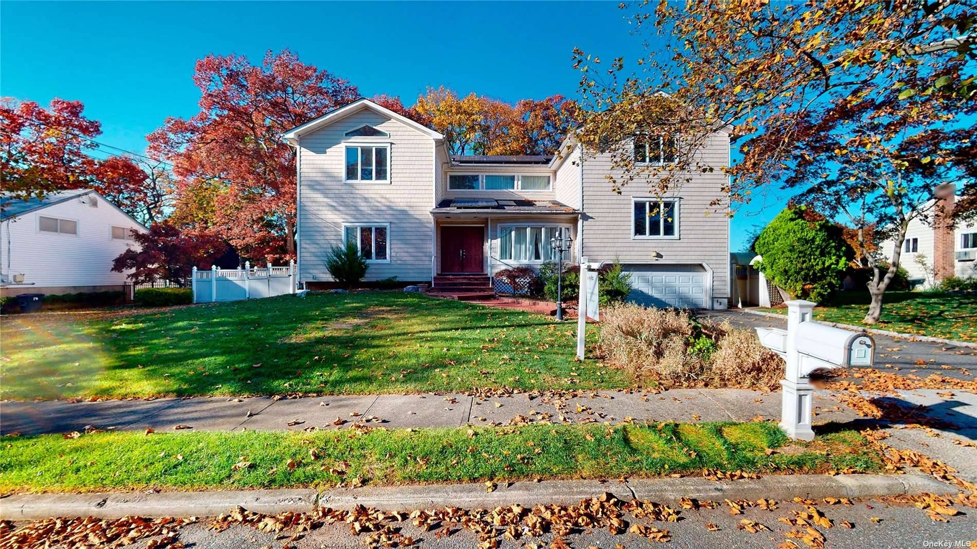 12 Lamplight Lane, Dix Hills, NY 11746