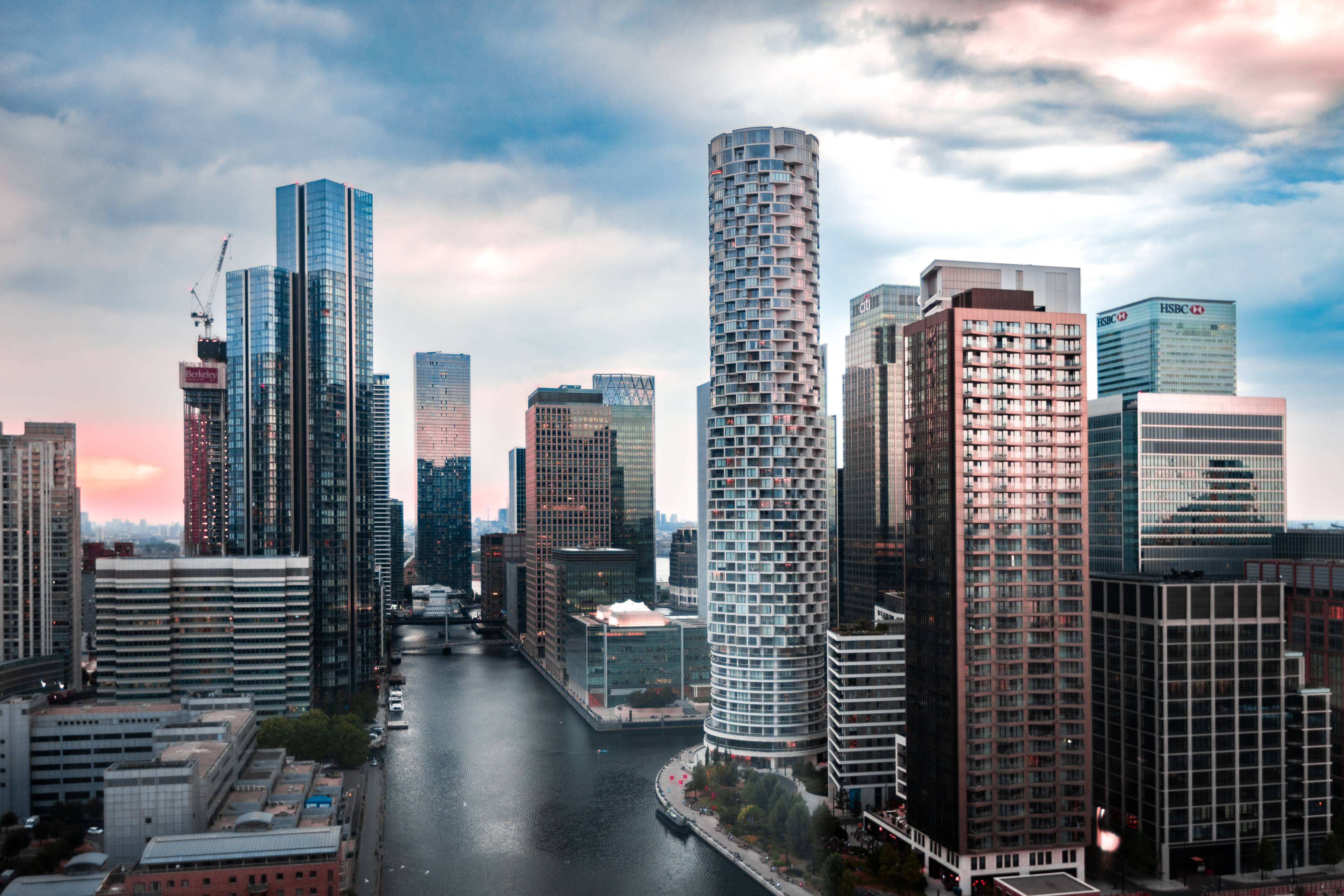 Luxurious 3 Bed , 3 Bath Apartment, 24th  Floor With River and Dock Views, Central Canary Wharf