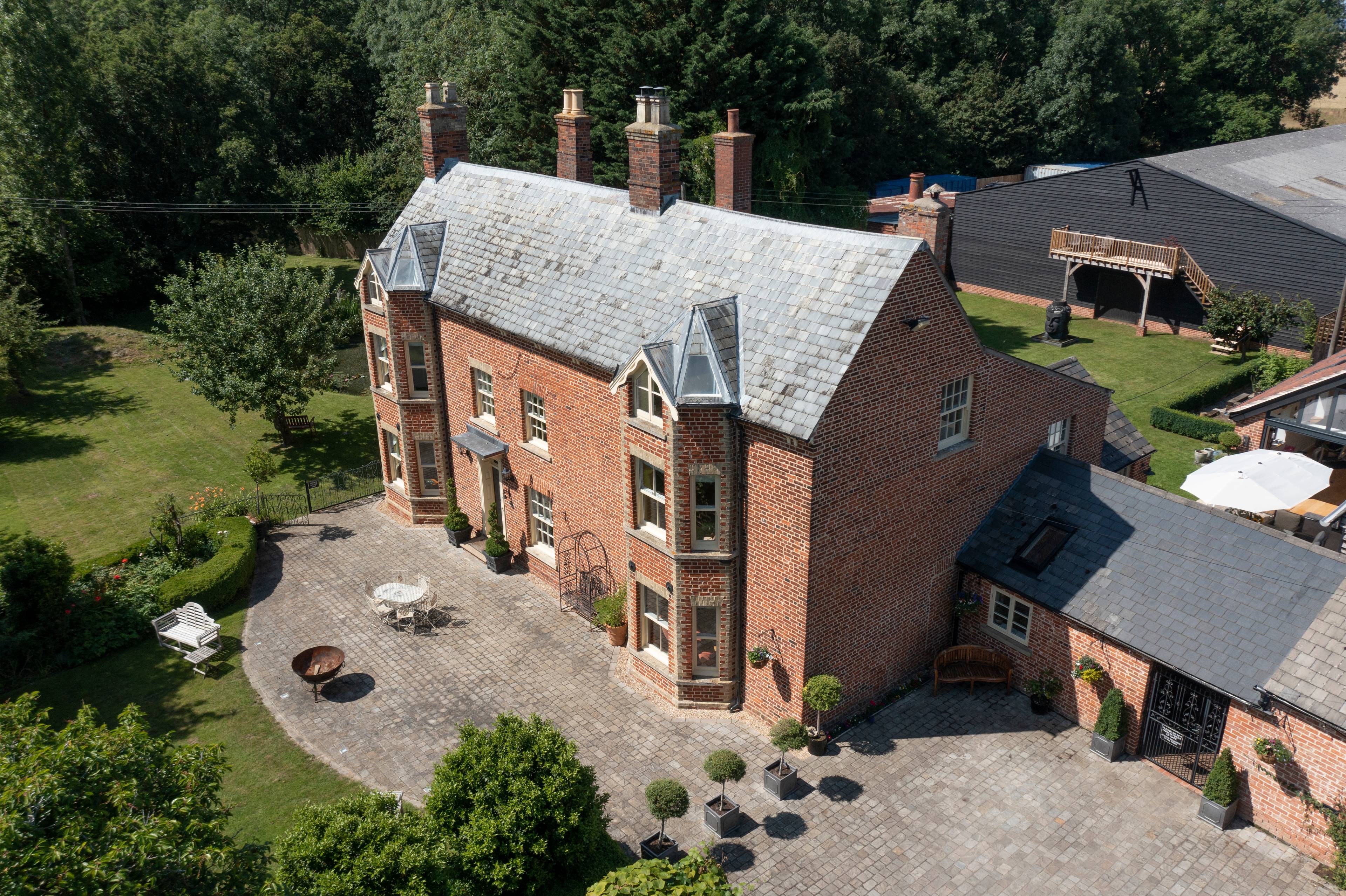 Beautiful 7-Bedroom Detached Country Home, sitting in 3.5 acres of grounds. Located in the desirable village of Knapwell, Cambridge.