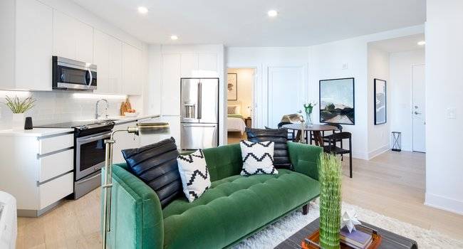 Gorgeous 1 Bedroom 1 Full Bathroom in Luxury Building