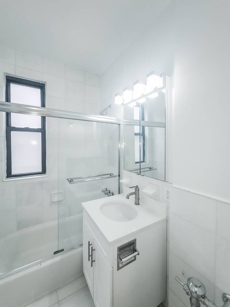 No Fee, Spacious Studio, Elevator Building in Prime Midtown Location Studio