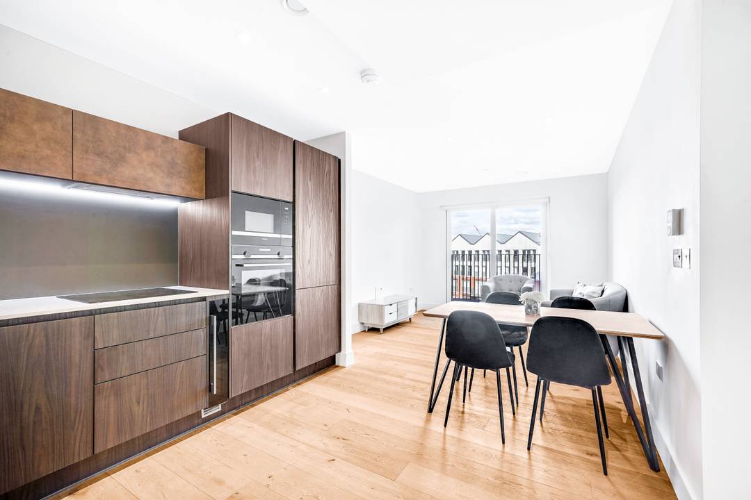 Exceptional One-Bedroom Apartment with Private Balcony at the Prestigious Keybridge Development, Vauxhall