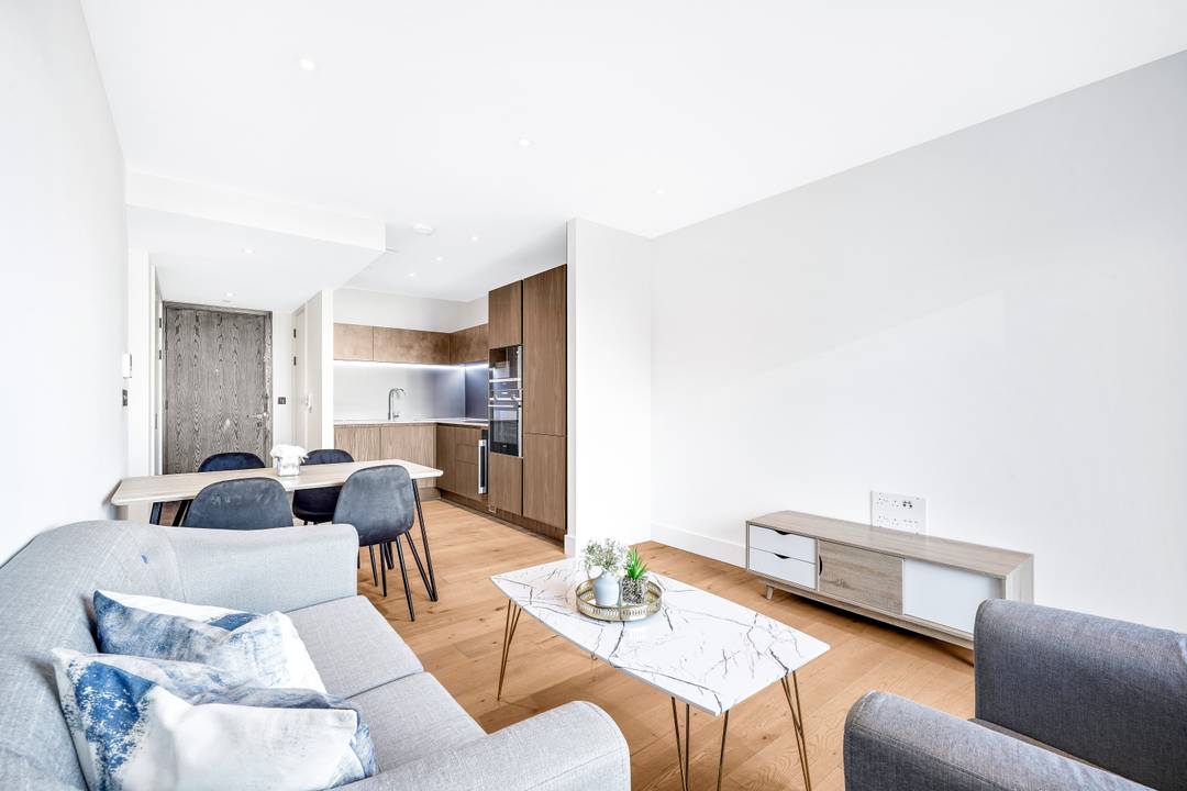 Exceptional One-Bedroom Apartment with Private Balcony at the Prestigious Keybridge Development, Vauxhall