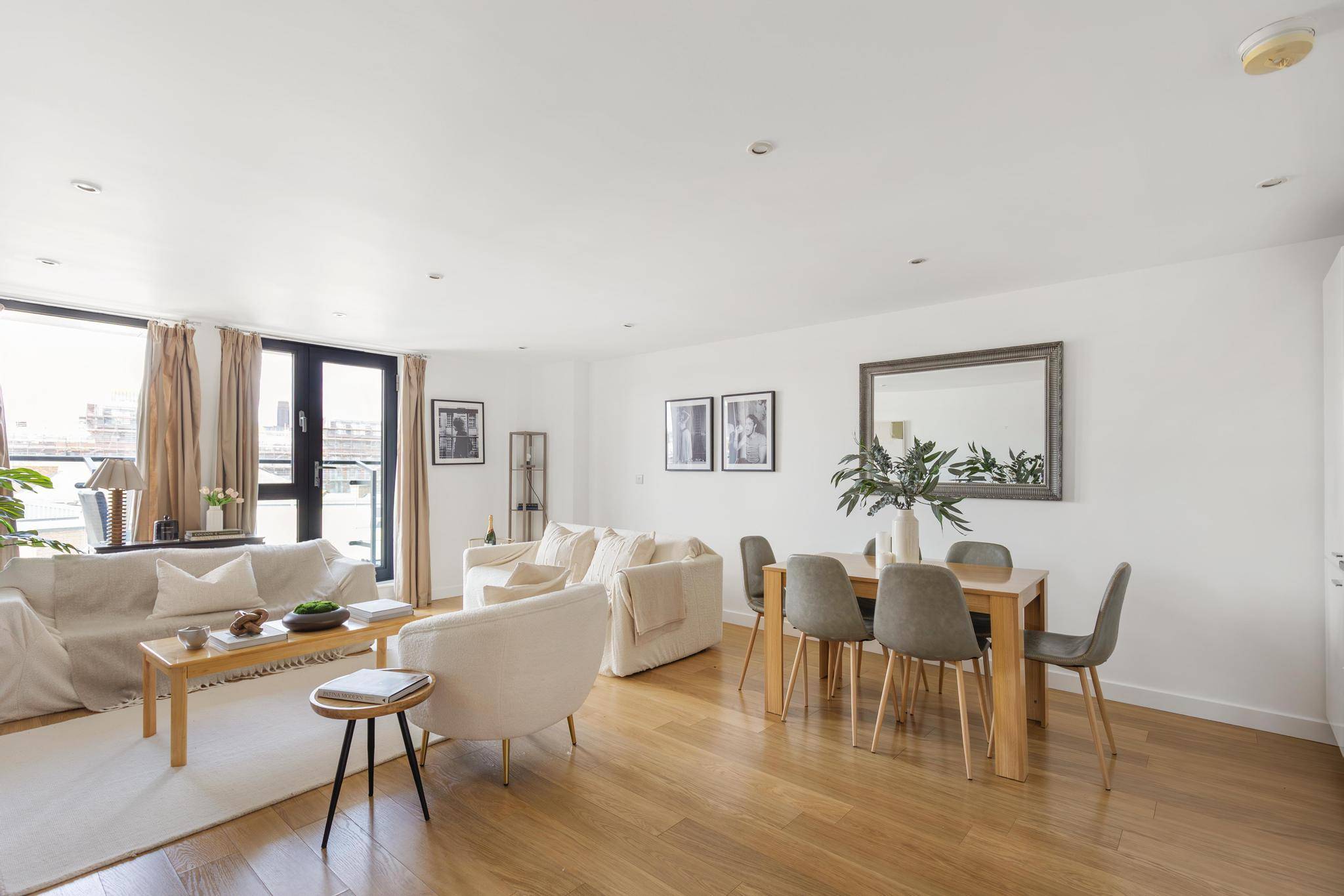 A Spacious 2 doubled bed/2 bath flat overlooking London’s skyline with balcony and concierge