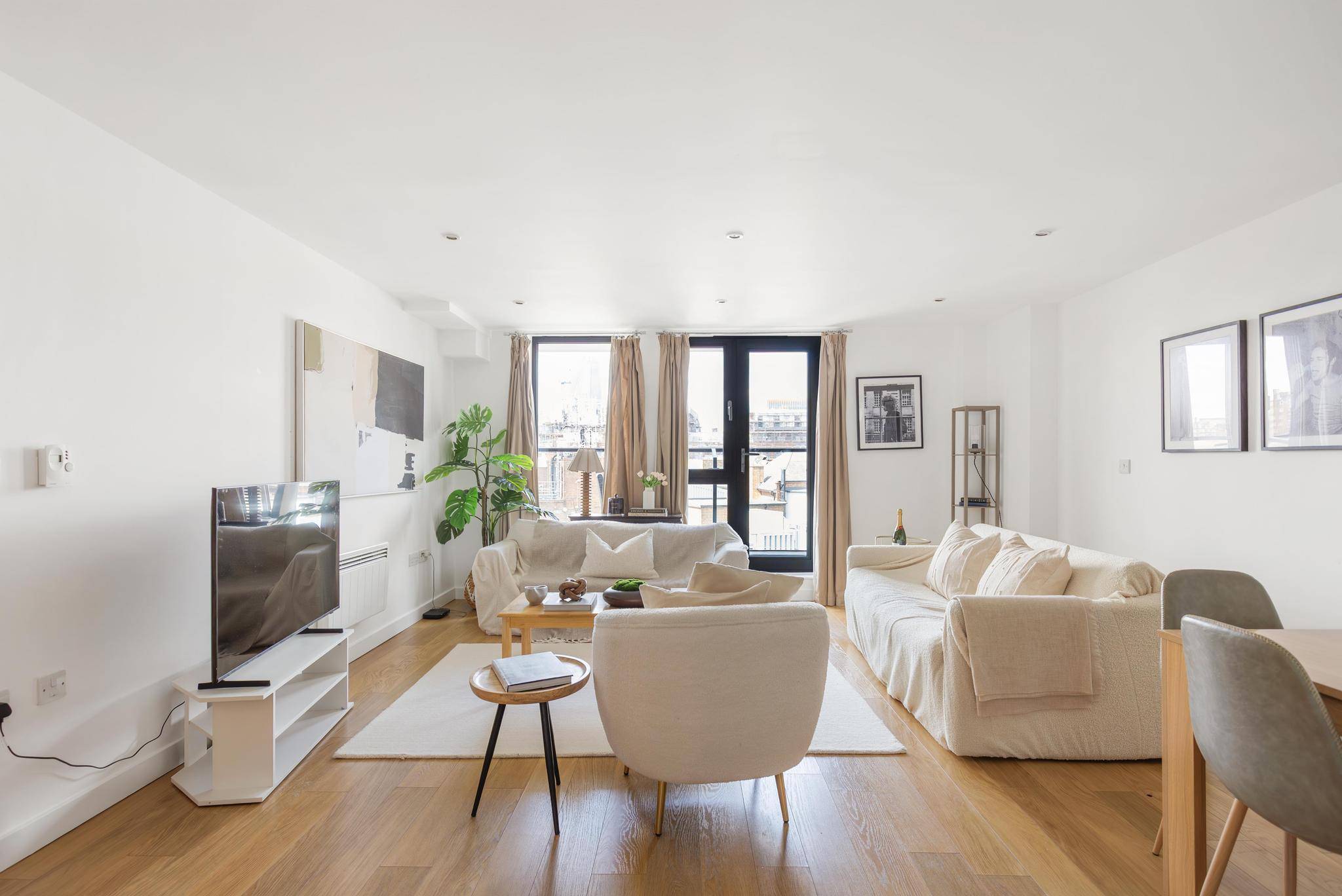 A Spacious 2 doubled bed/2 bath flat overlooking London’s skyline with balcony and concierge